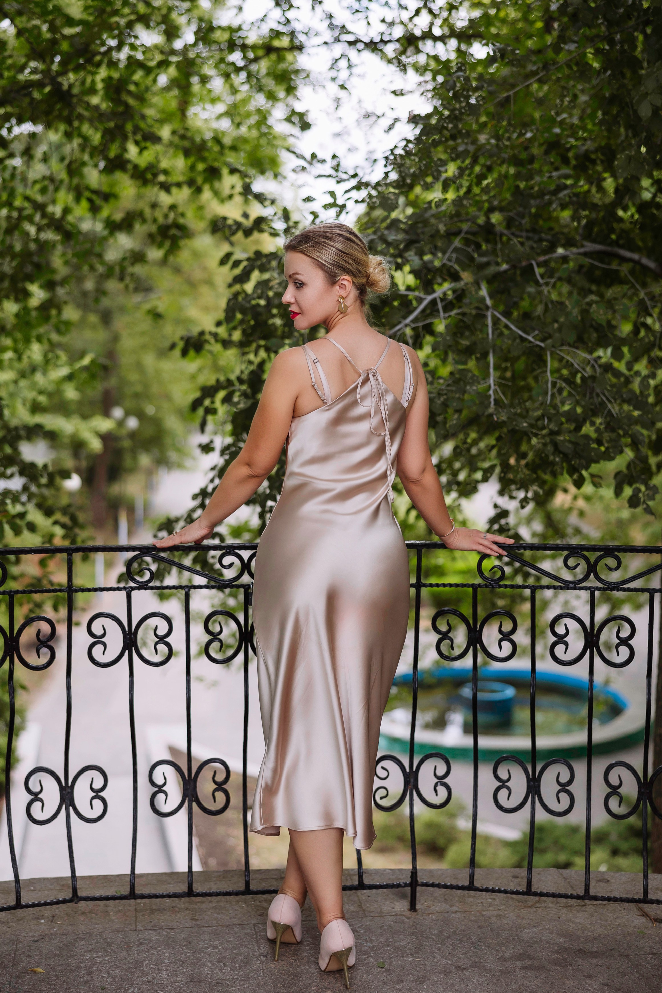 Уличная фотосессия — девушка в  парке