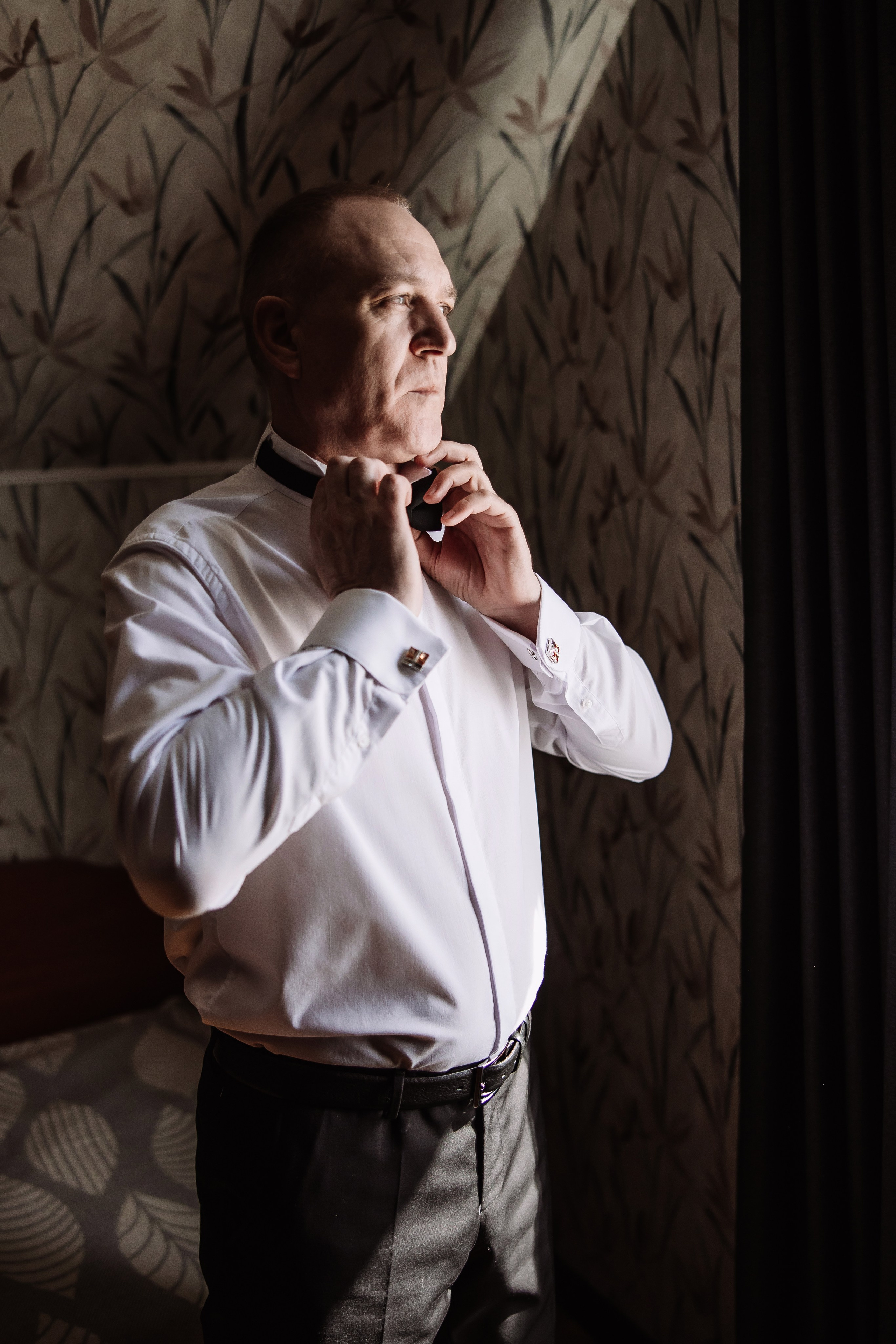 жених надевает бабочку