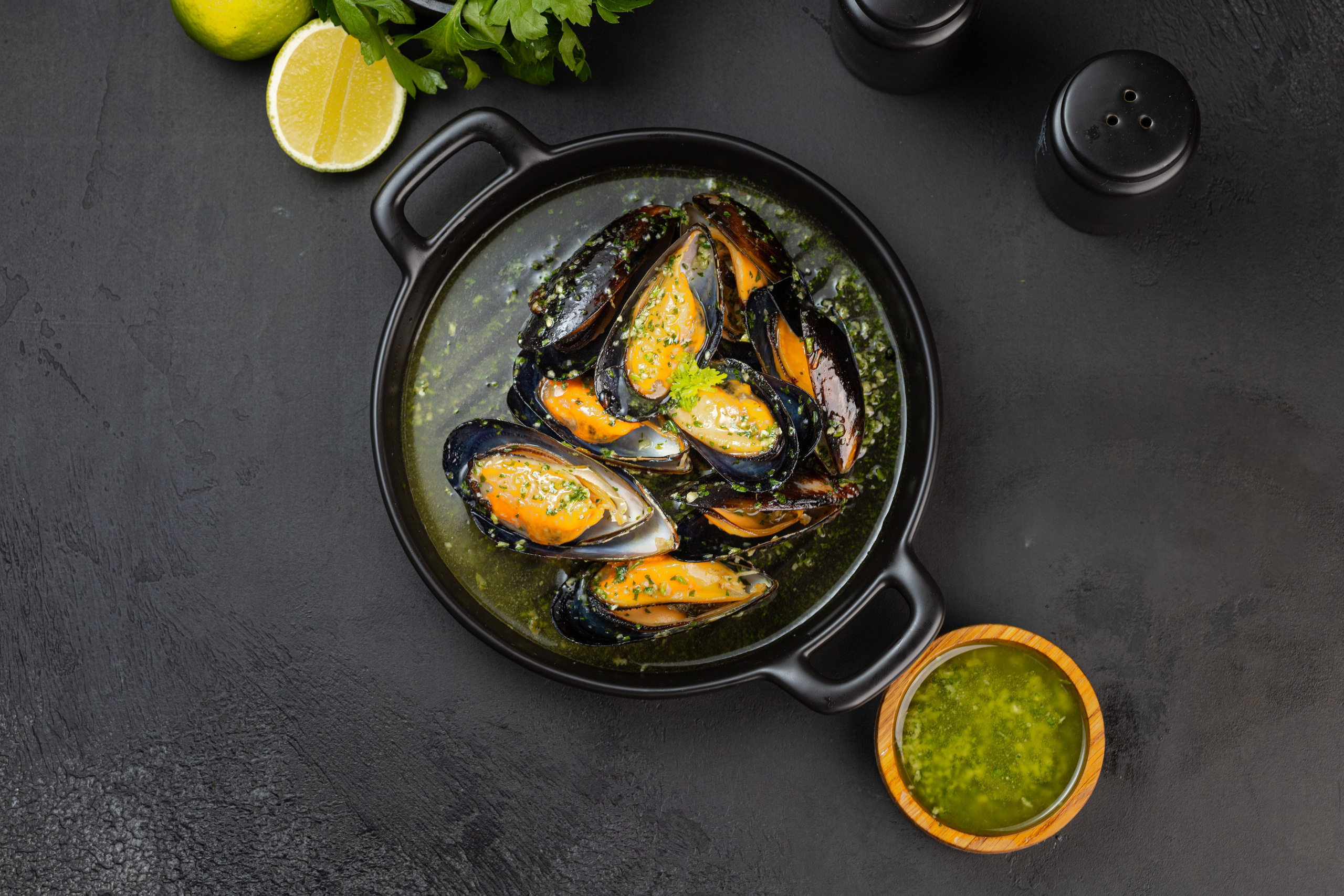 Съемка морепродуктов на темном фоне для доставки Яндекс.Еда