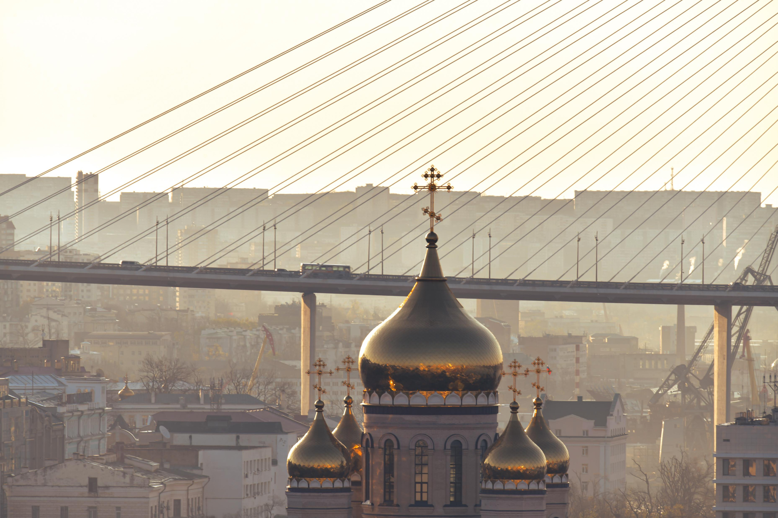 город у моря владивосток рассвет приморский край солнышко встает бухта золотой рог залив петра великого церковь