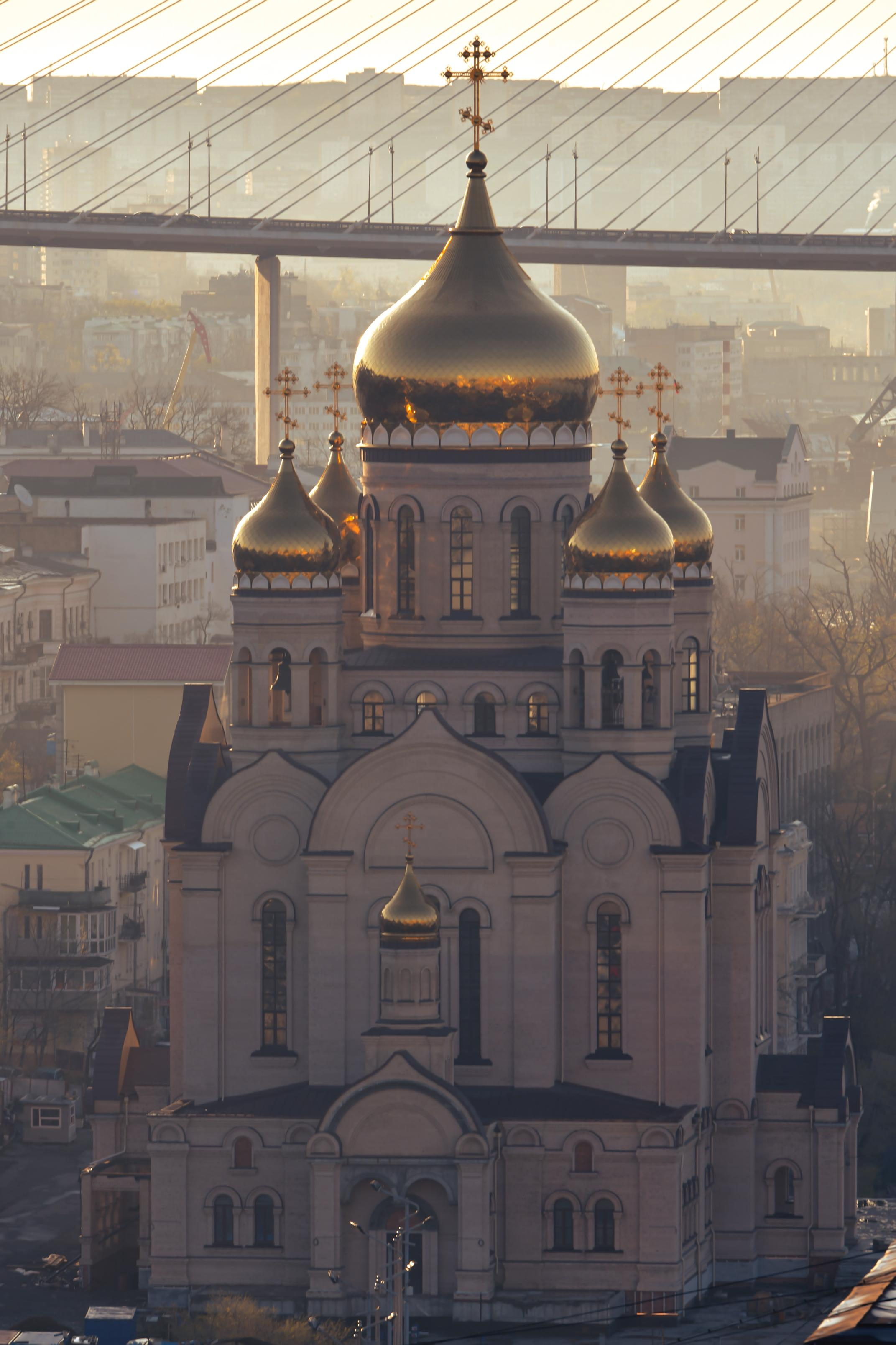 город у моря владивосток рассвет приморский край солнышко встает бухта золотой рог залив петра великого церковь