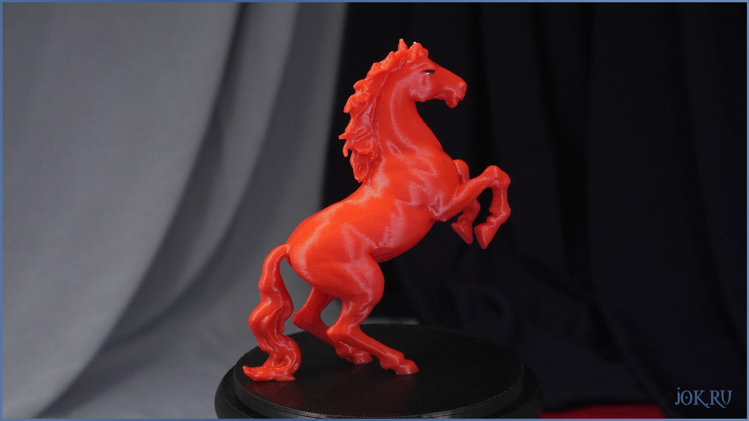 Статуэтка лошади в красном исполнении — необычный сувенир с символическим значением.