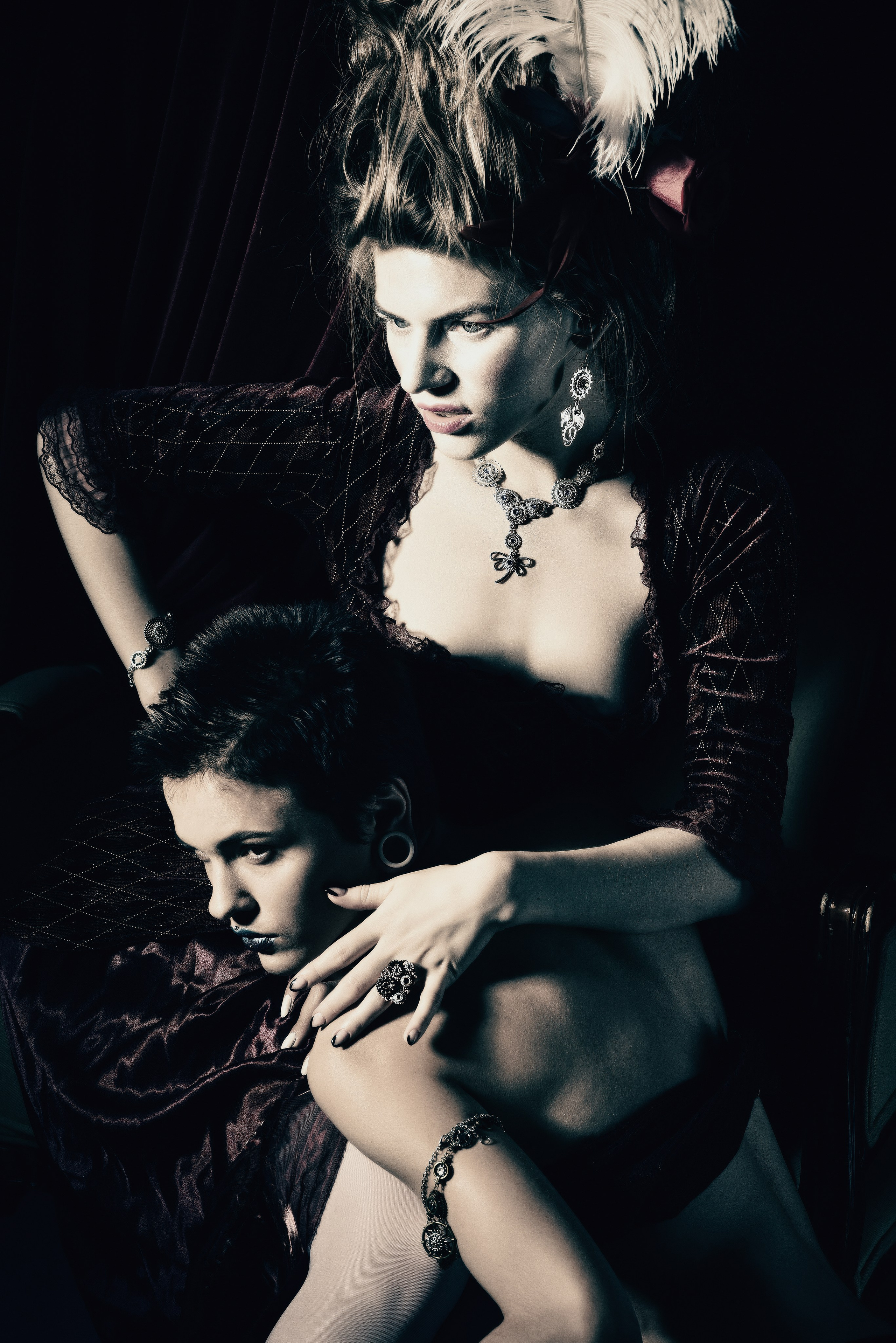 Стильная фотосессия подруг в студии