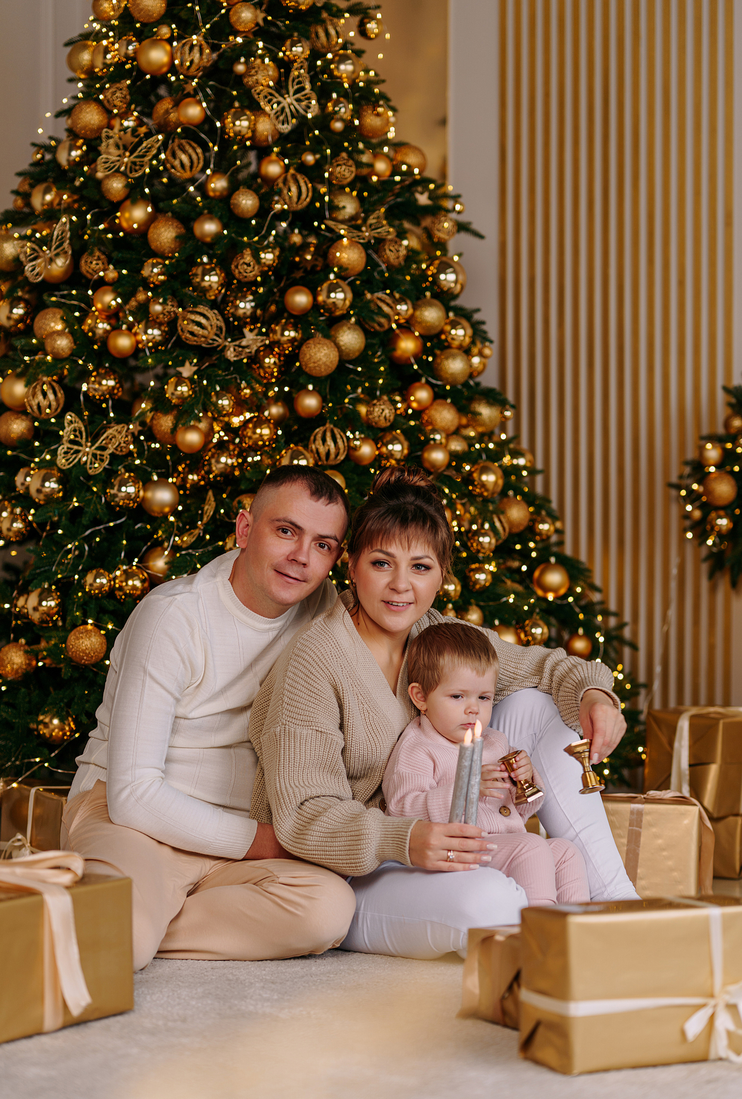 Новогодняя съемка в золотой студии. Свадебный фотограф