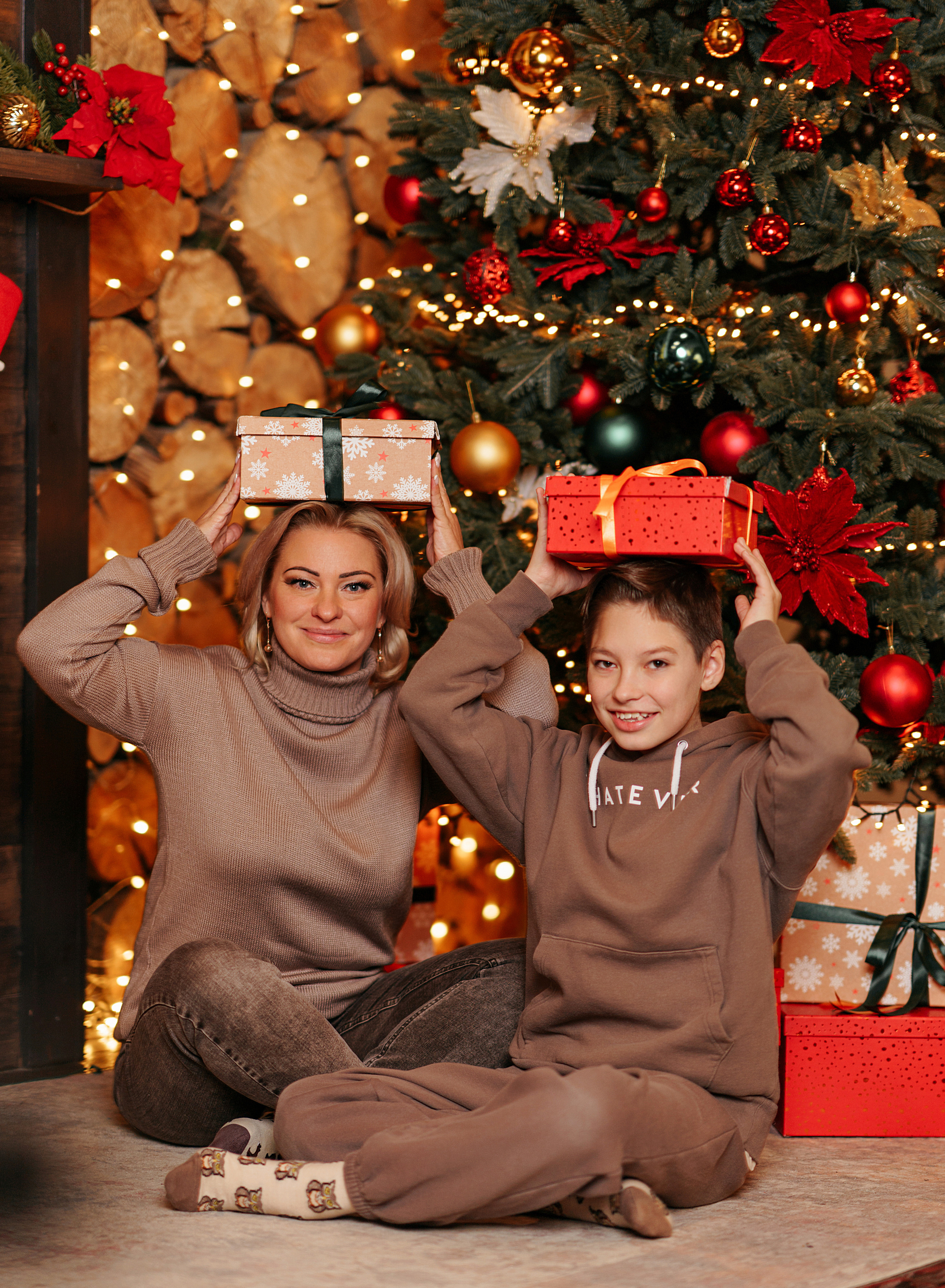 Мы у елочки