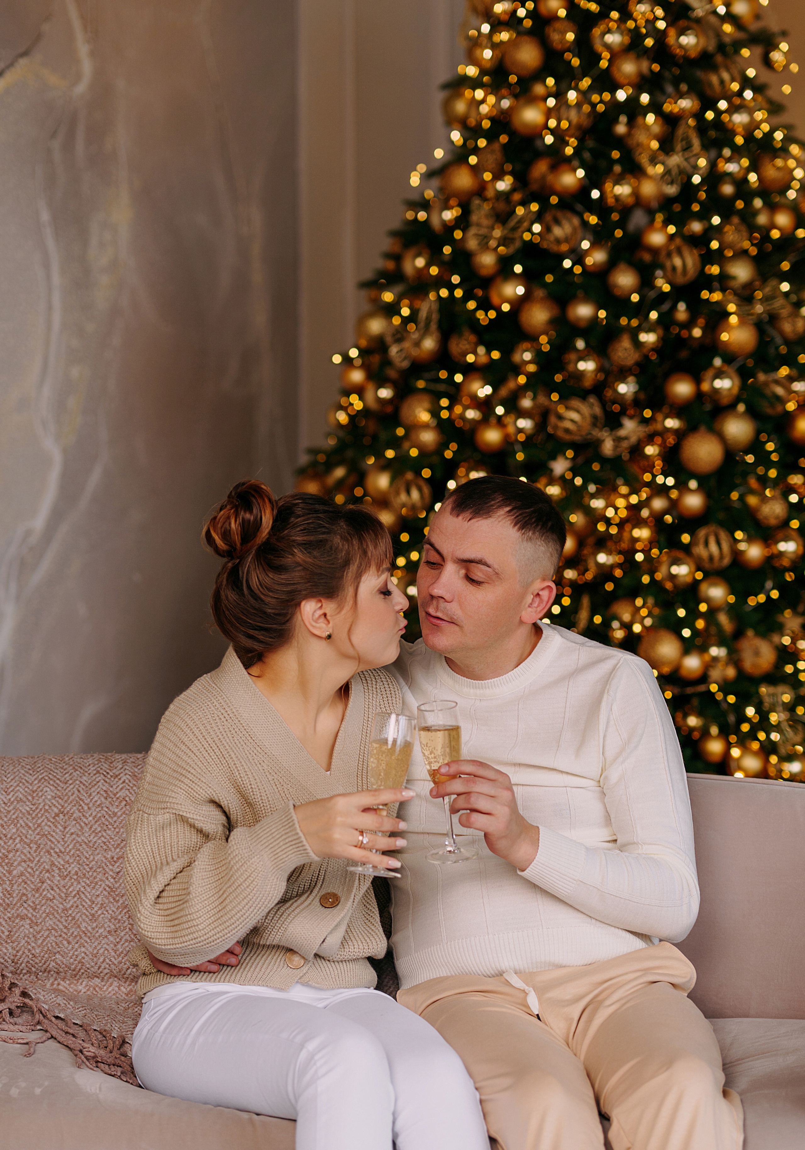 Новогодняя съемка в золотой студии. Свадебный фотограф