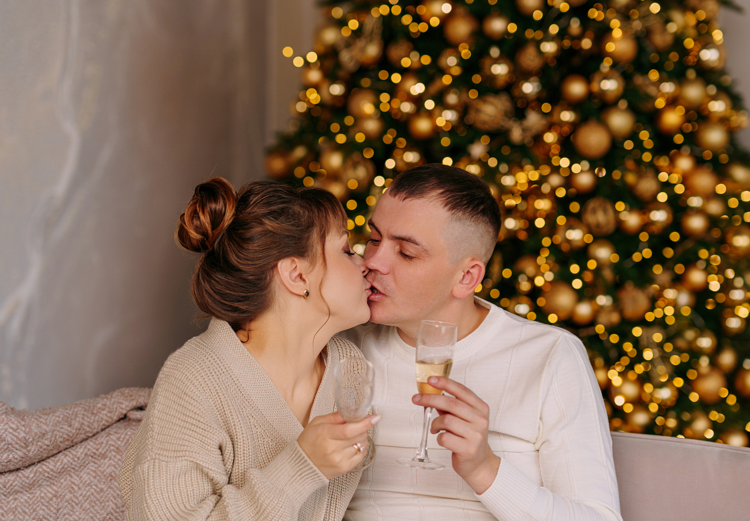 Новогодняя съемка в золотой студии. Свадебный фотограф