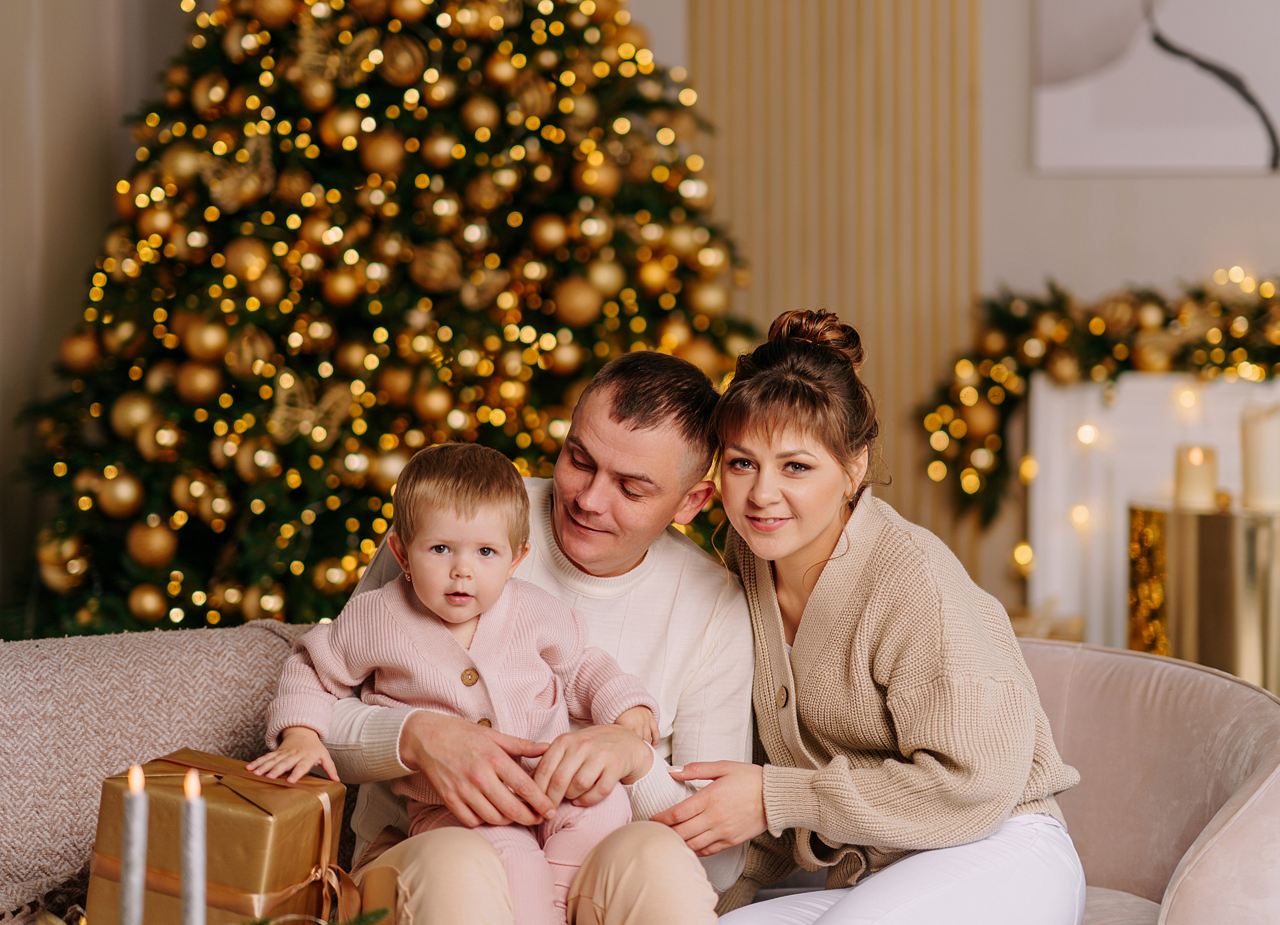 Новогодняя съемка в золотой студии. Свадебный фотограф