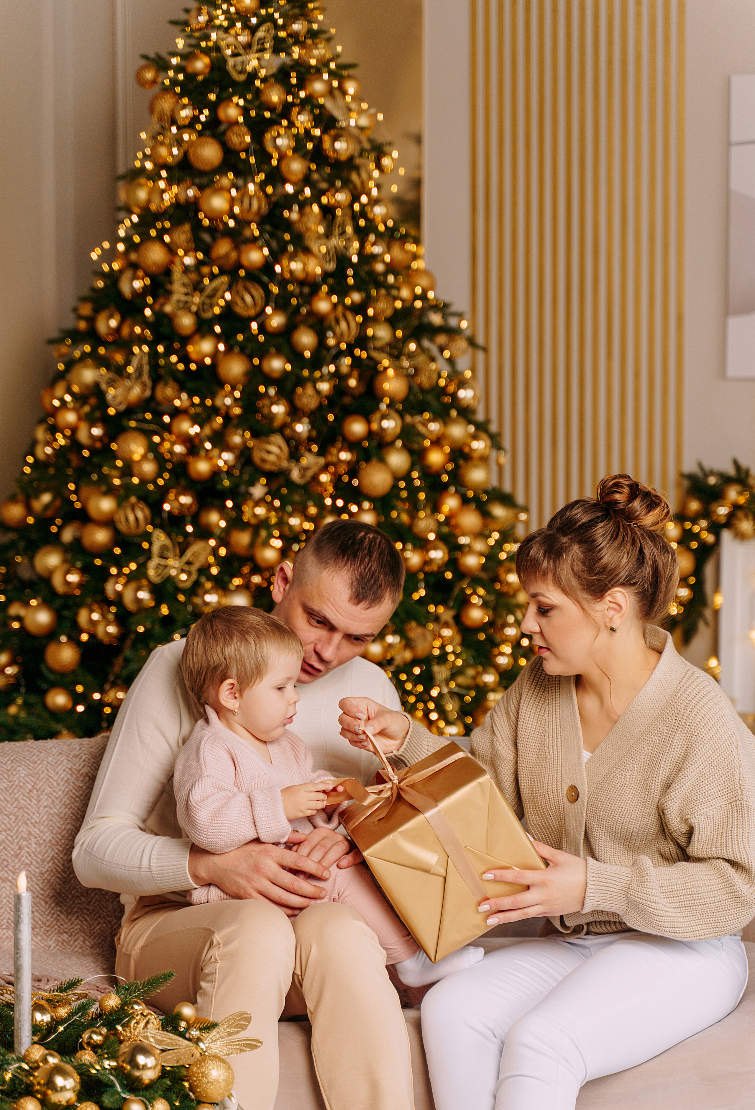 Новогодняя съемка в золотой студии. Свадебный фотограф