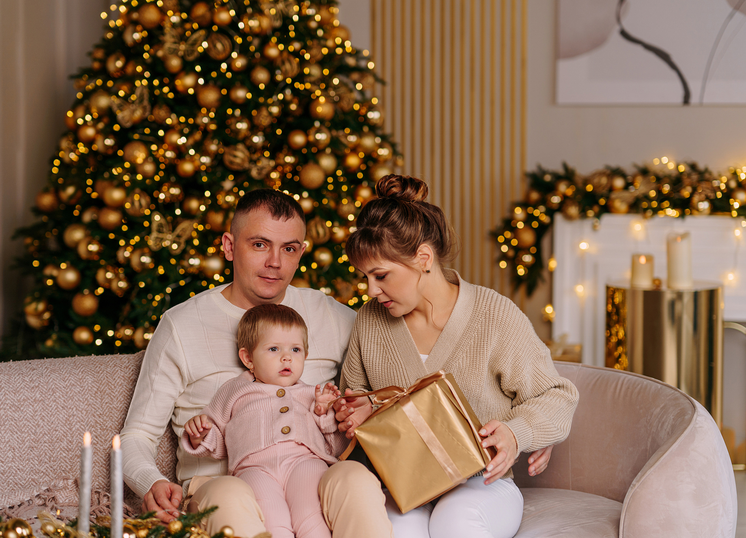 Новогодняя съемка в золотой студии. Свадебный фотограф