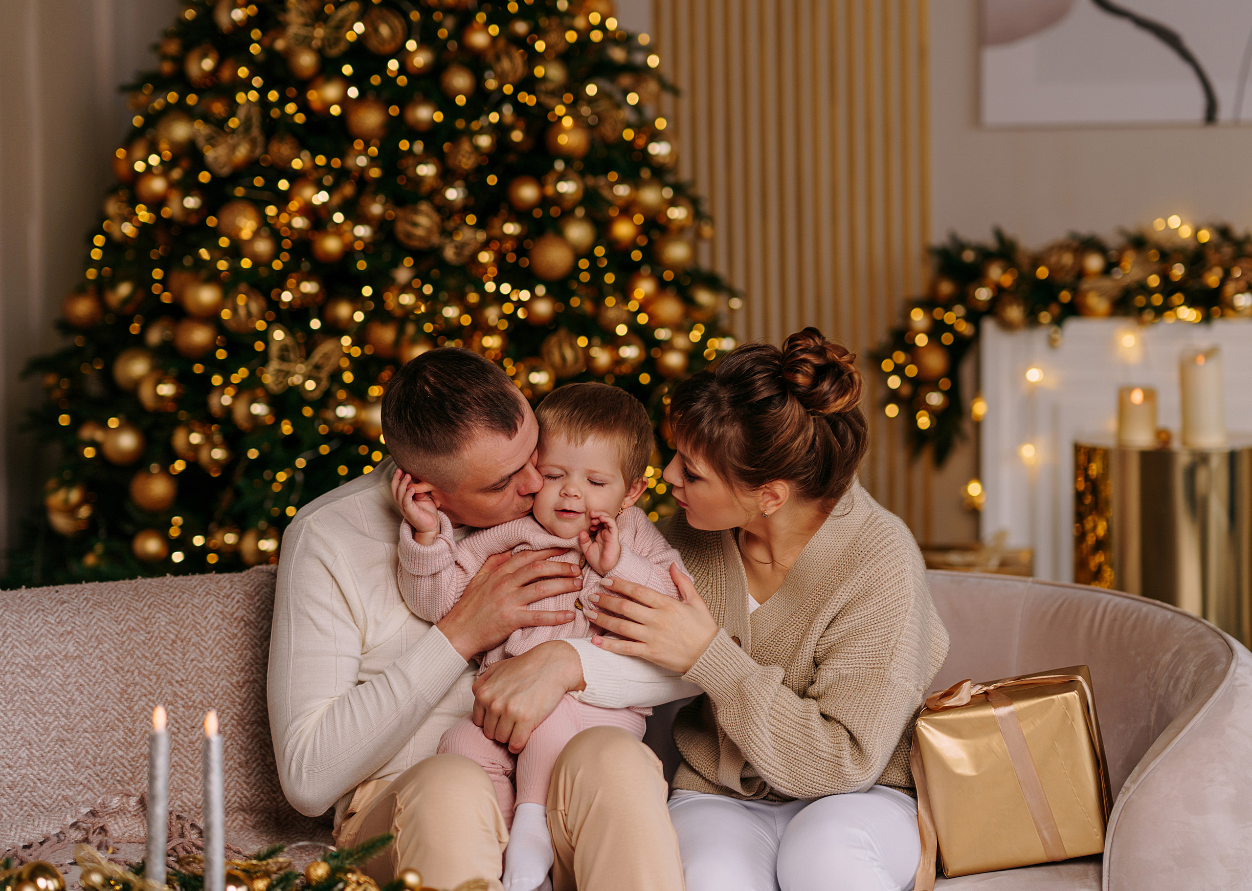 Новогодняя съемка в золотой студии. Свадебный фотограф