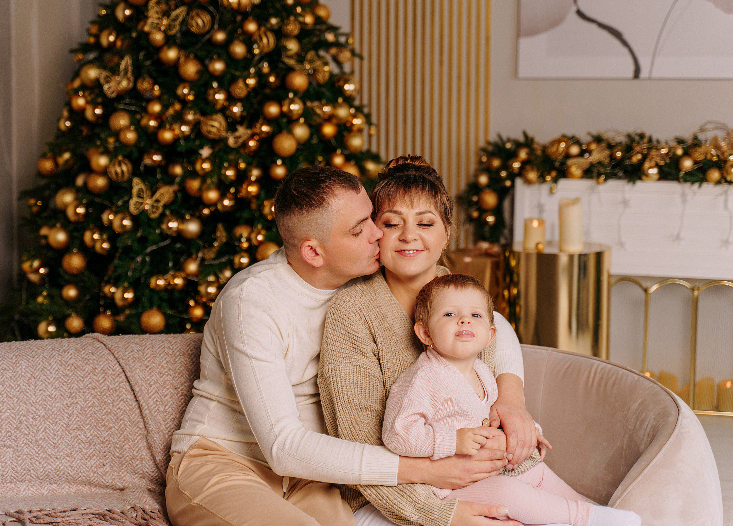 Новогодняя съемка в золотой студии. Свадебный фотограф