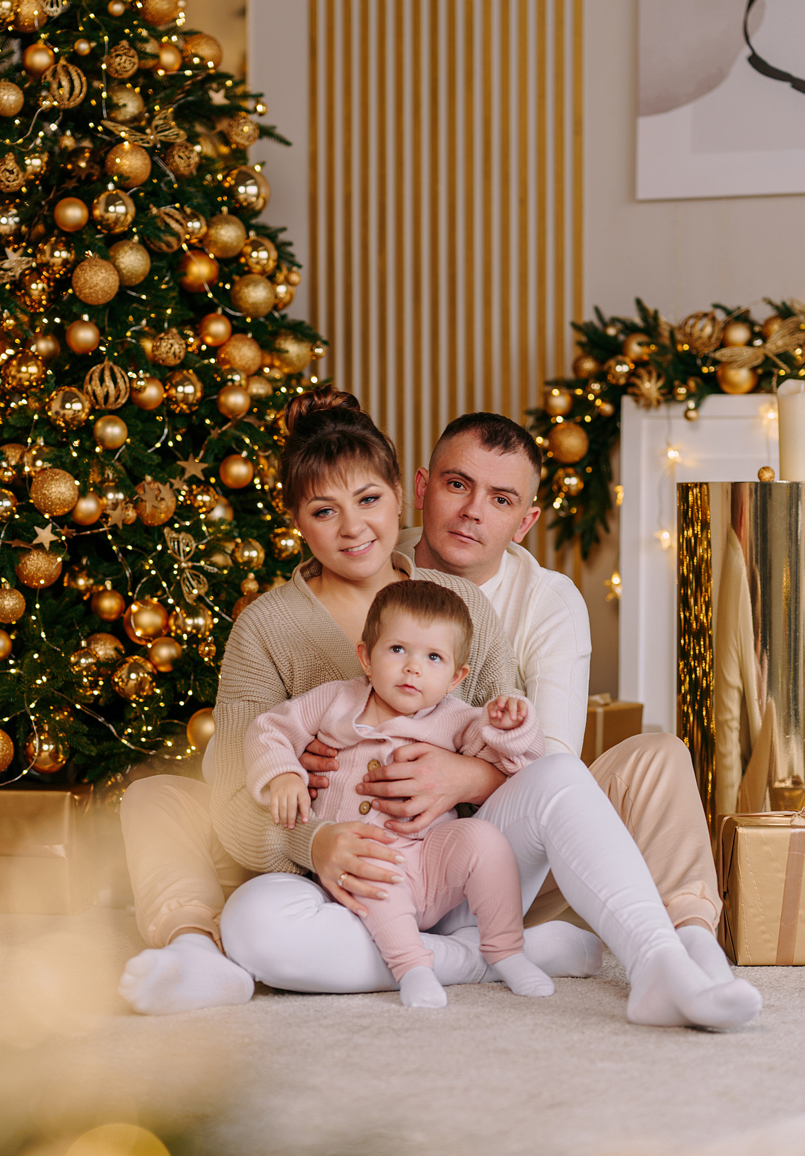 Новогодняя съемка в золотой студии. Свадебный фотограф