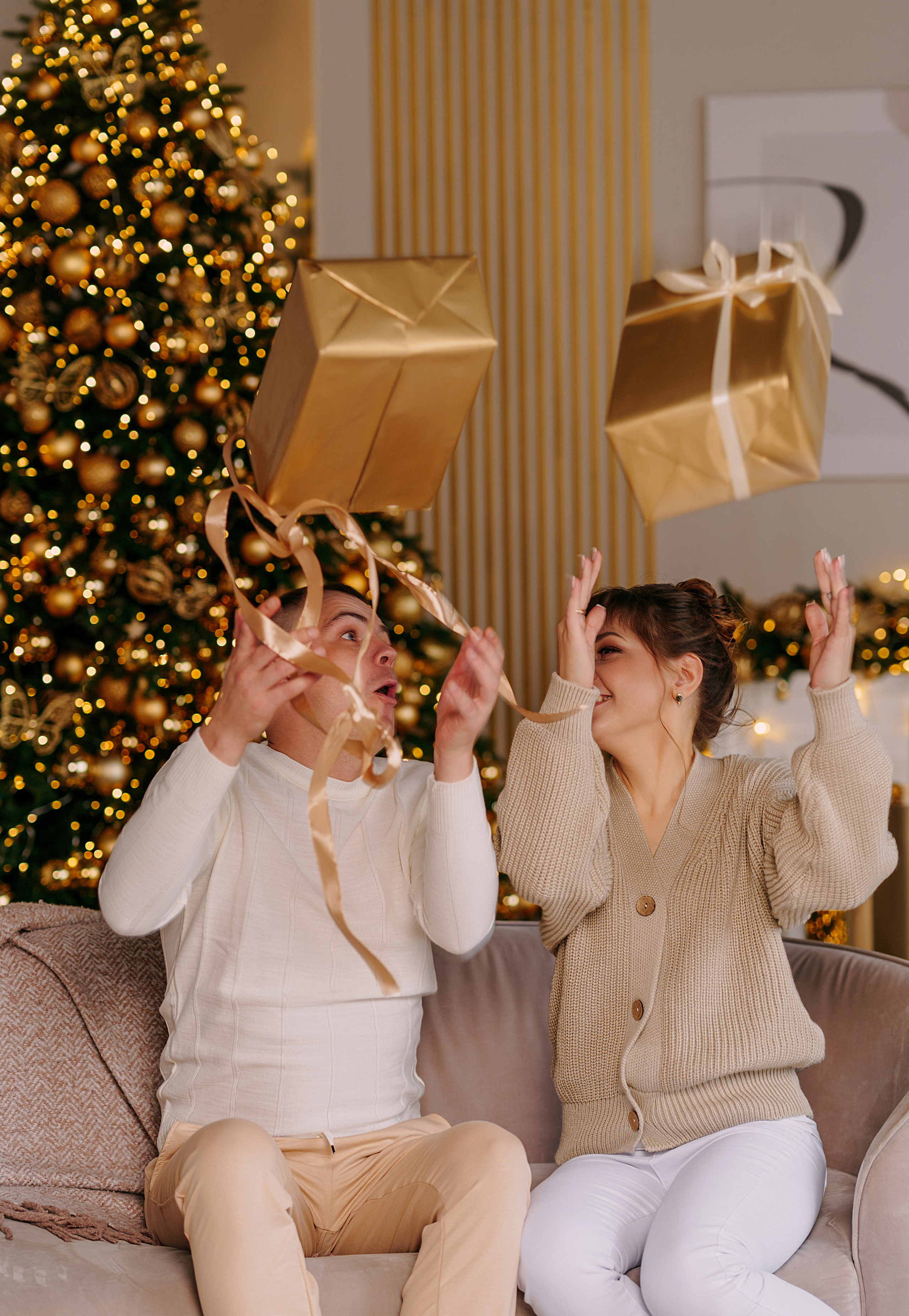 Новогодняя съемка в золотой студии. Свадебный фотограф