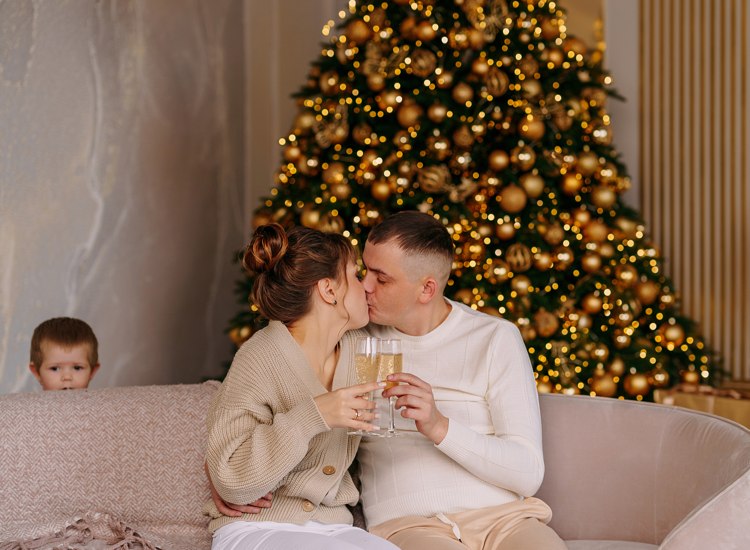 Новогодняя съемка в золотой студии. Свадебный фотограф