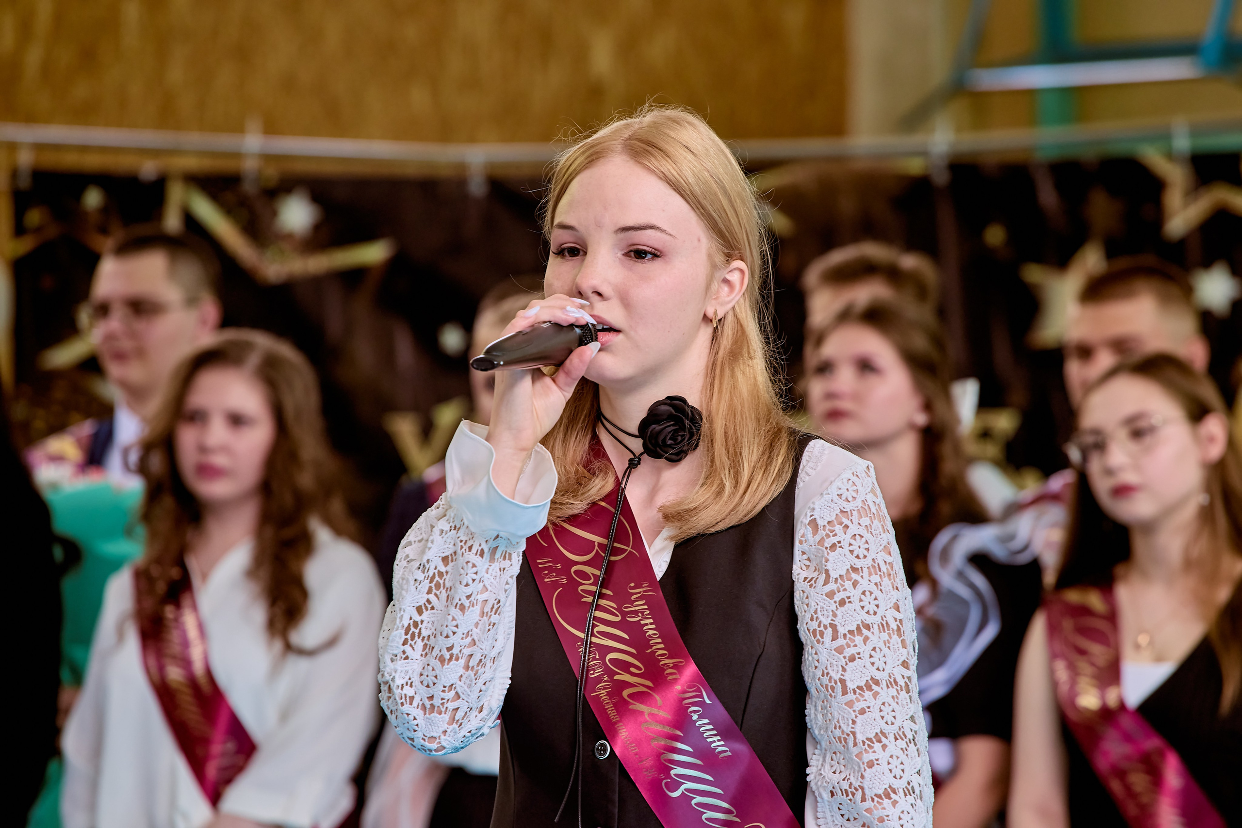 Трогательные моменты прощания с детством и встреча с будущим, фото Николая Голованова, г. Дзержинск.