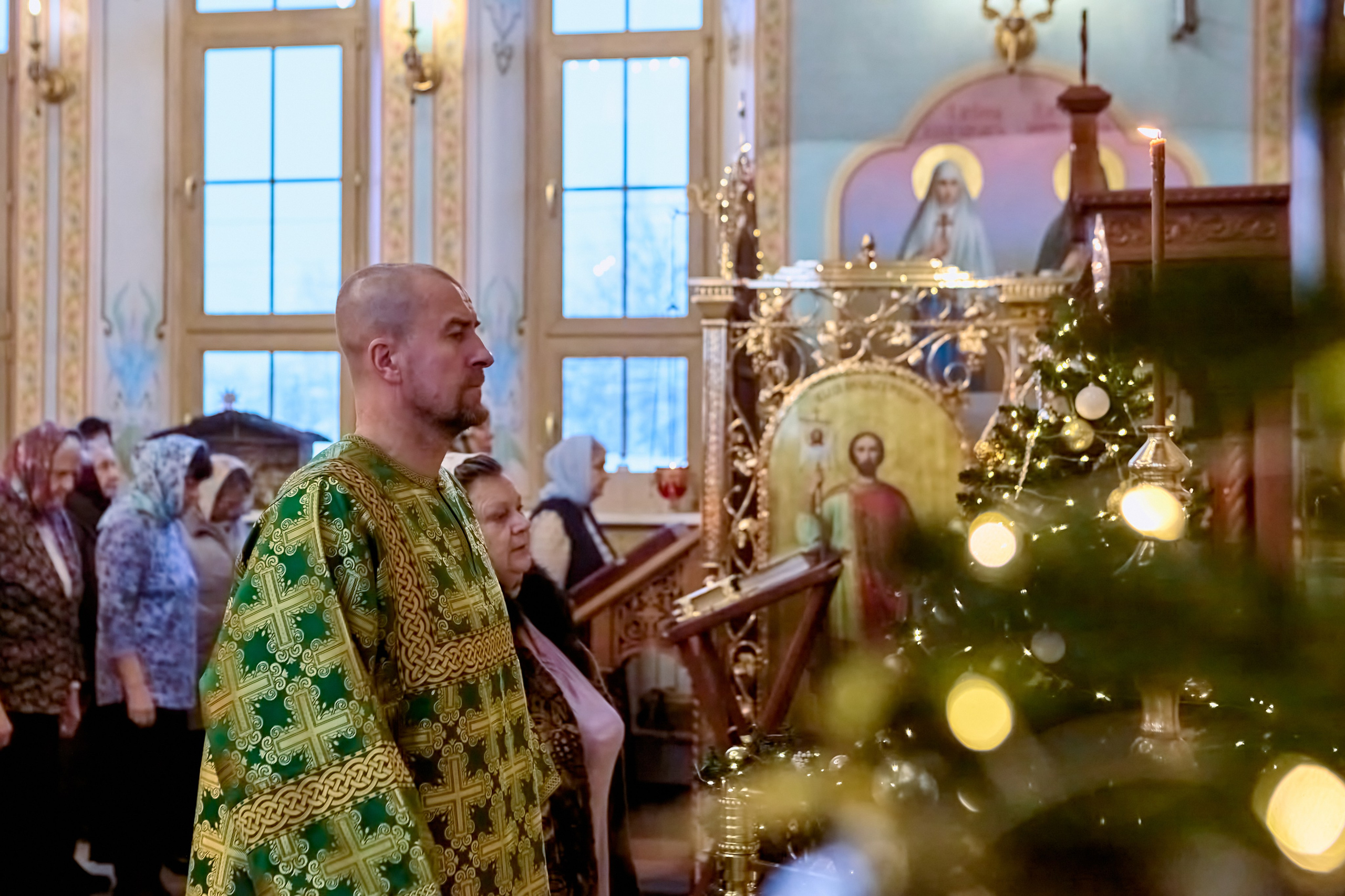 Портрет стоит алтарник пред амвоном со свечой