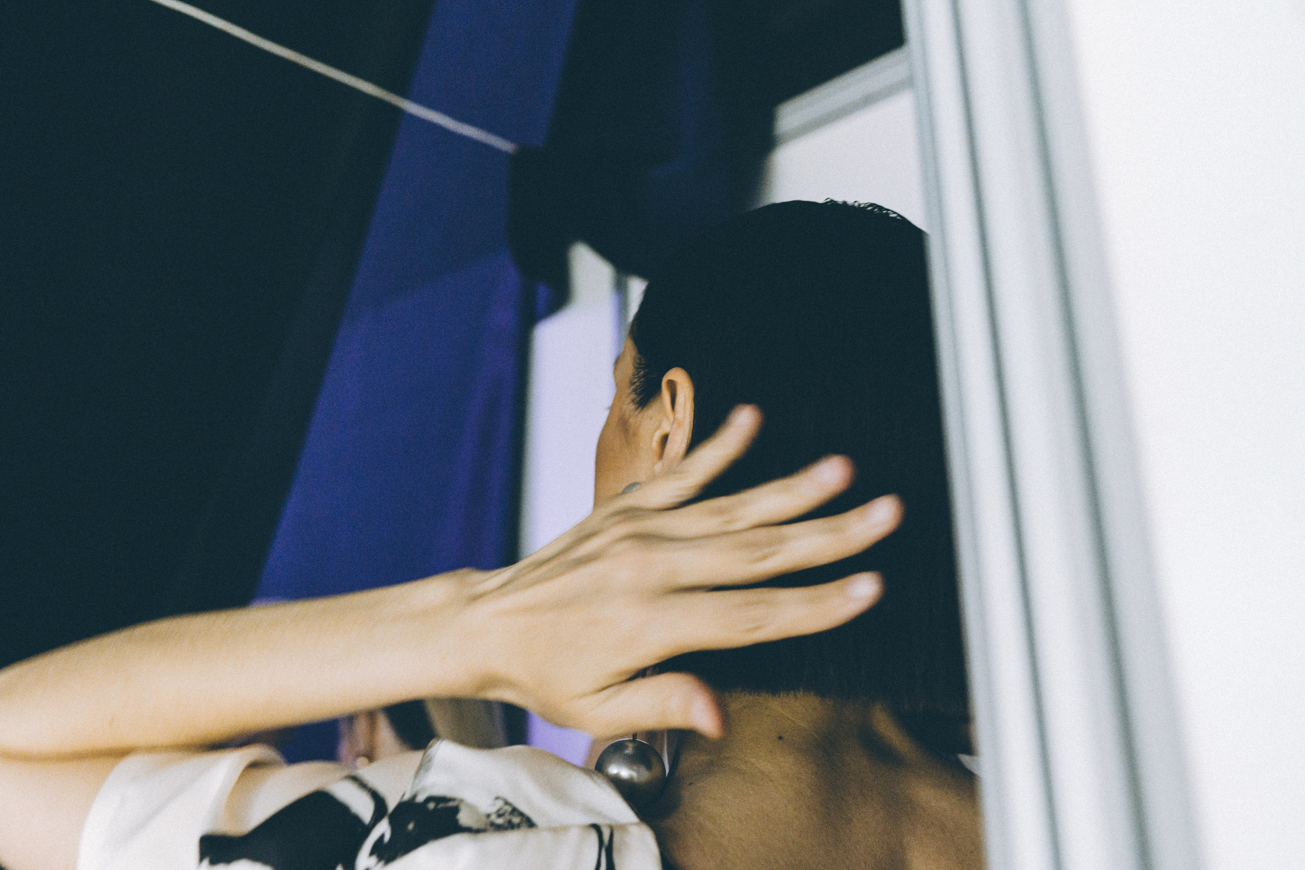 девушка поправляет волосы на голове своей рукой