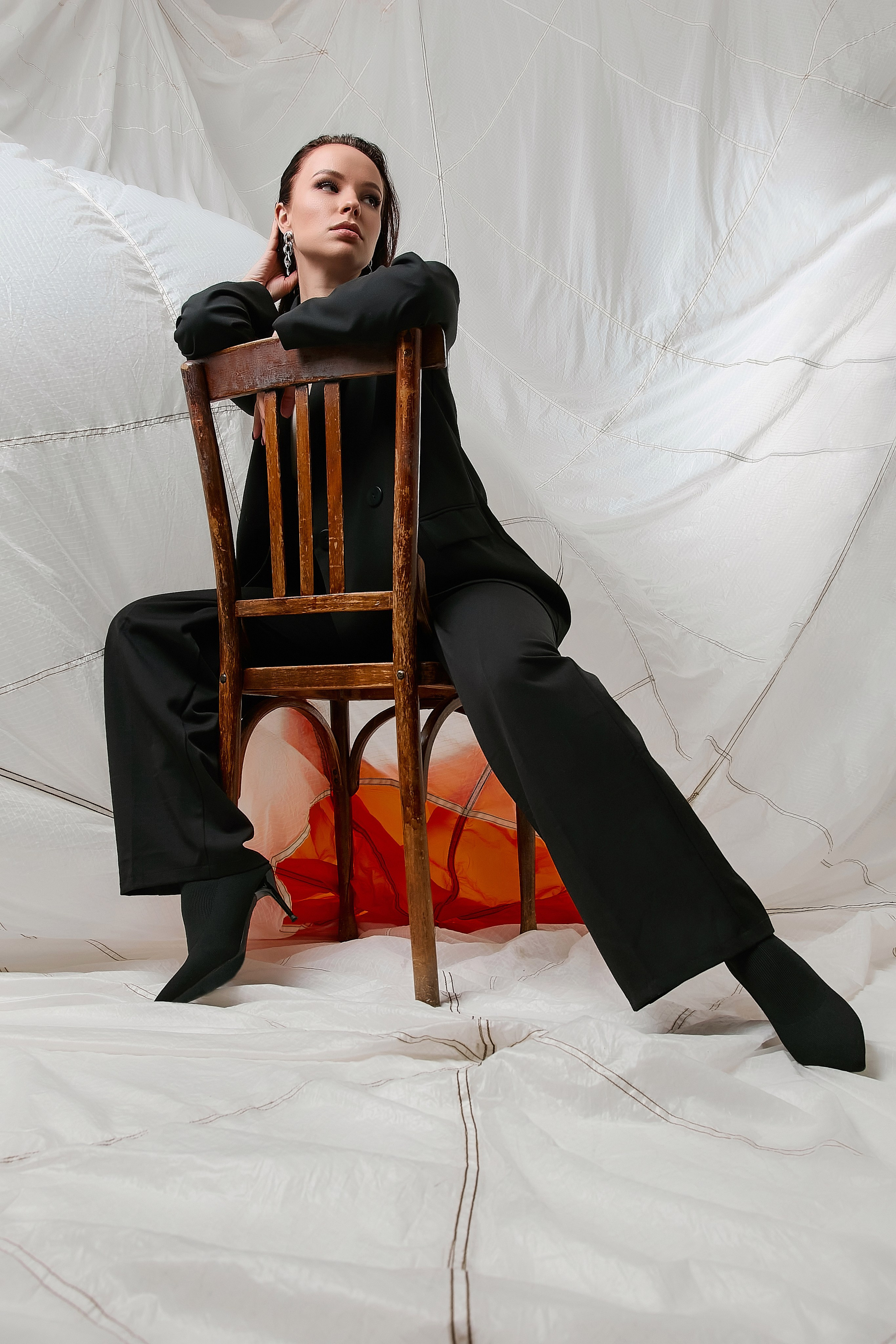 девушка в пиджаке на стуле