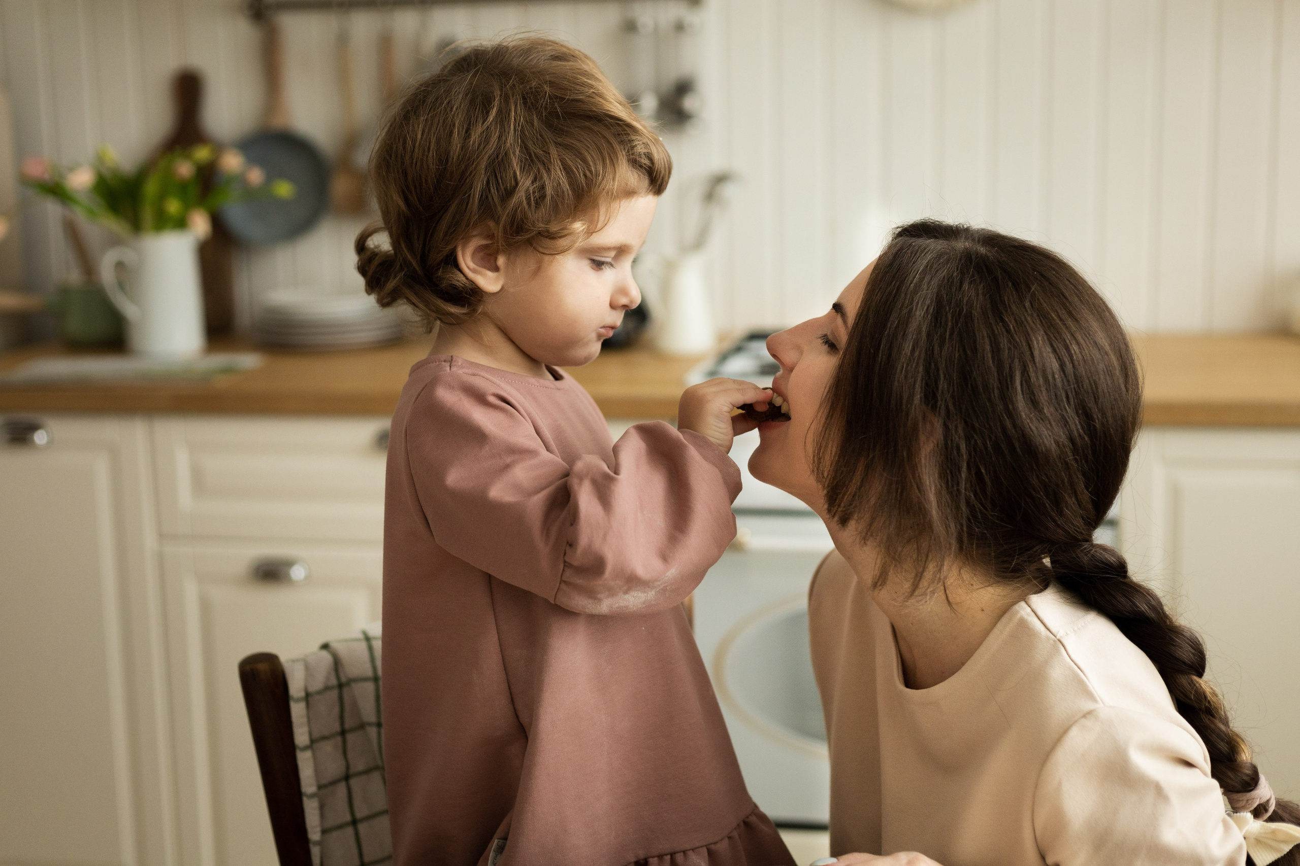 Аксинья и Нина готовят вместе печенье. Студийная фотосессия мамы и дочки в lifestyle стиле. Семейный и детский фотограф в Санкт-Петербурге Павлова Елена