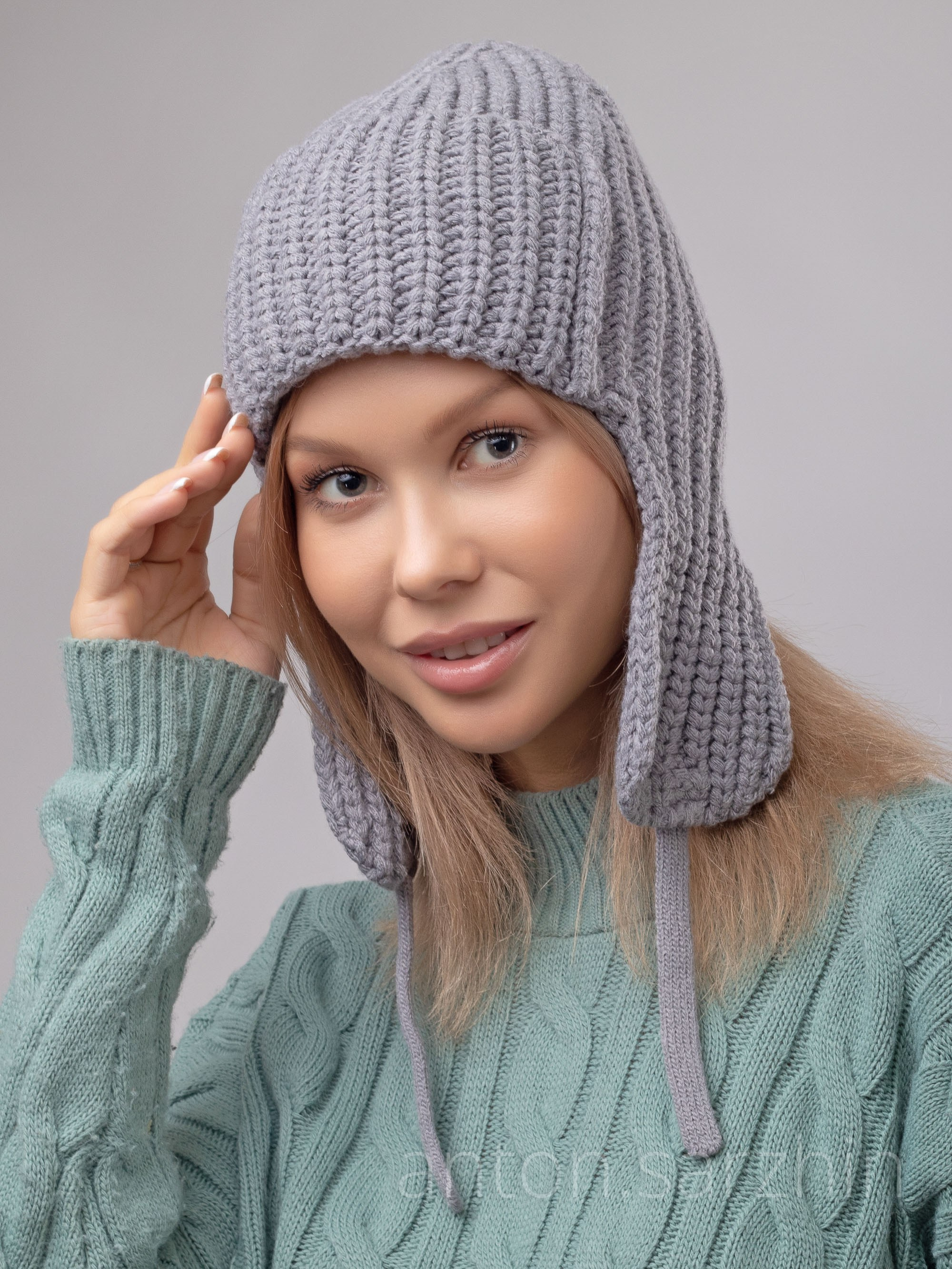 Шапка вязанная с ушками на девушке
