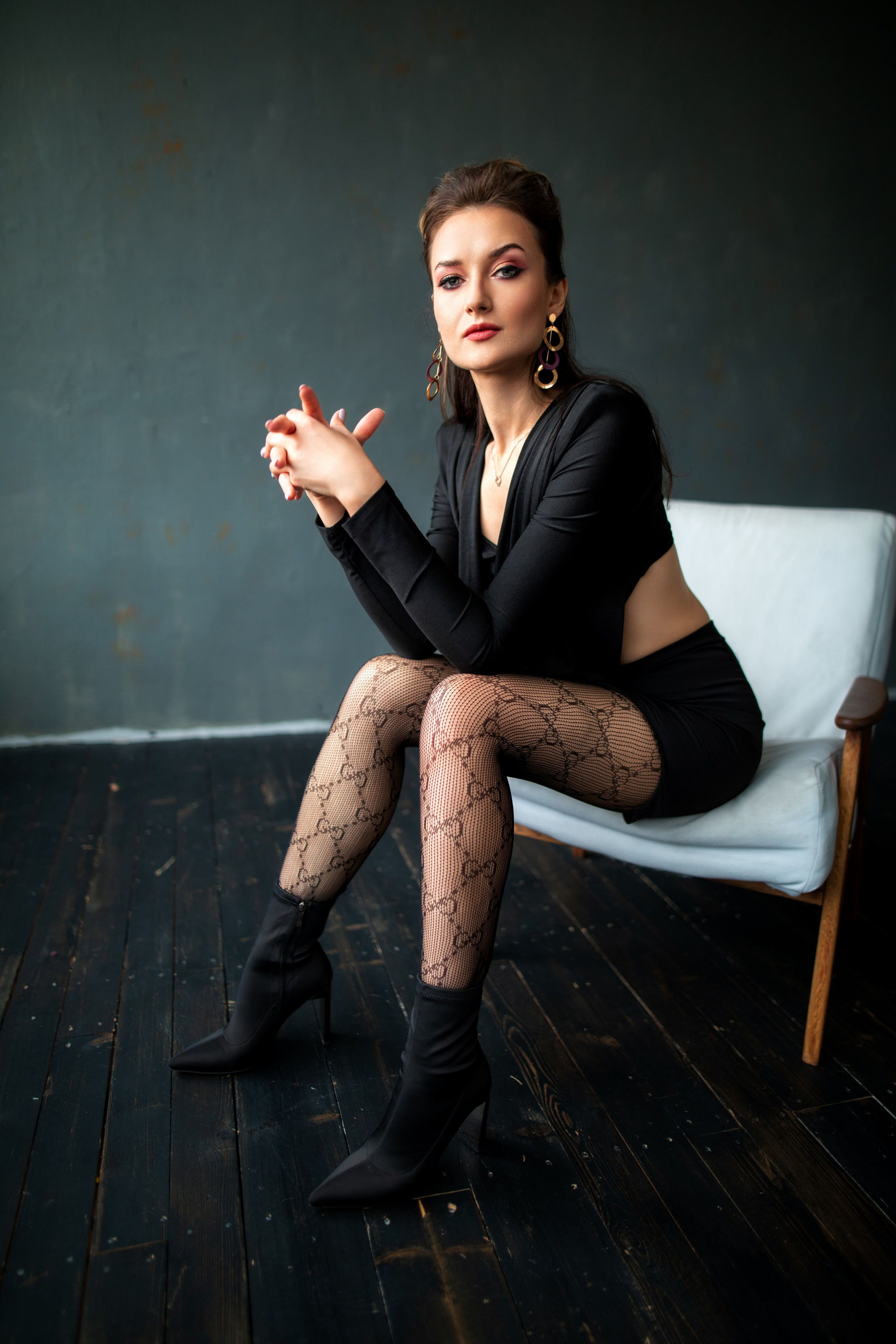 Студийный фотосет с Анастасией в минимальном интерьере в формате для «себя»