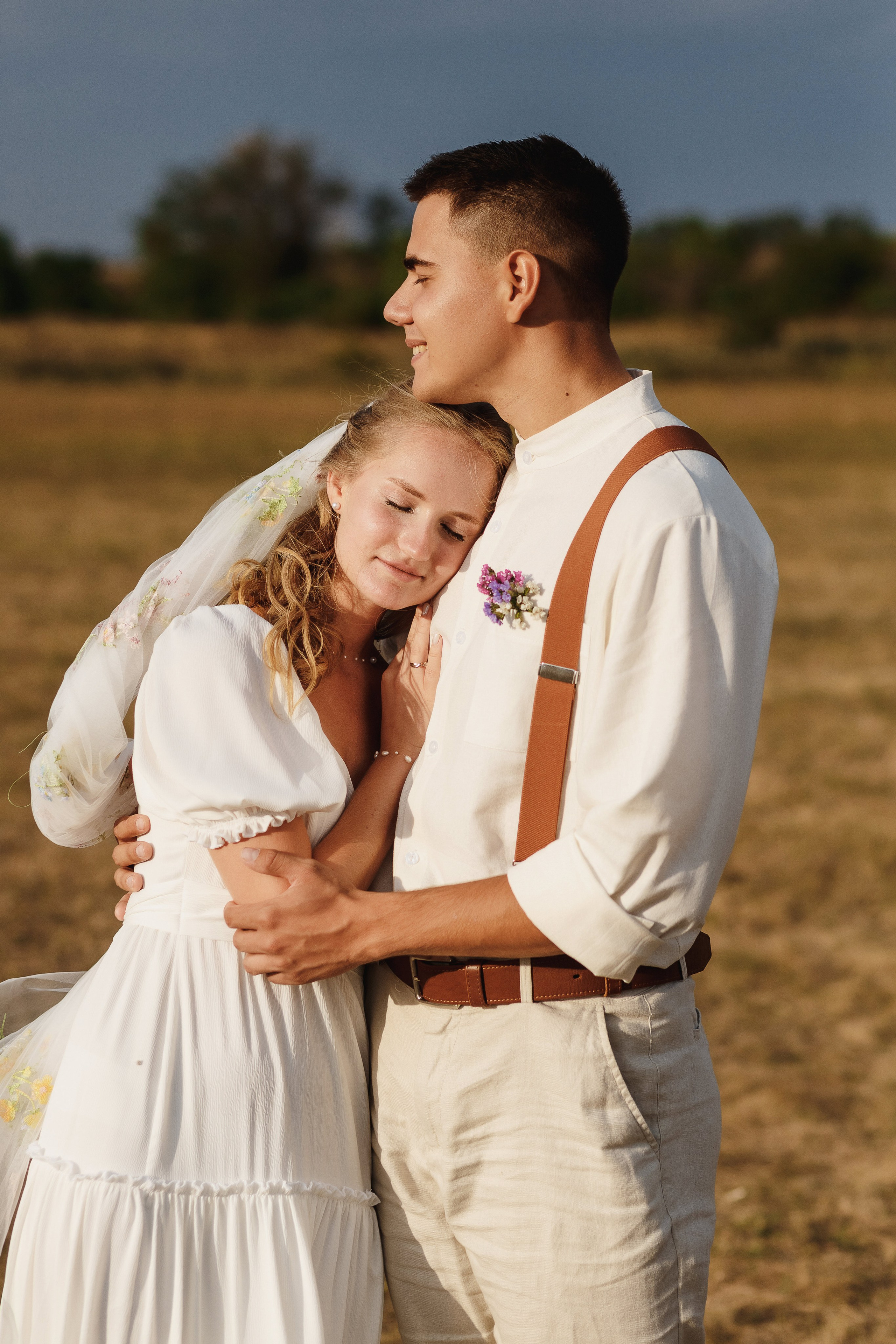 Объятие под вечерним солнцем — эмоции дня свадьбы, профессиональный фотограф в Таганроге.