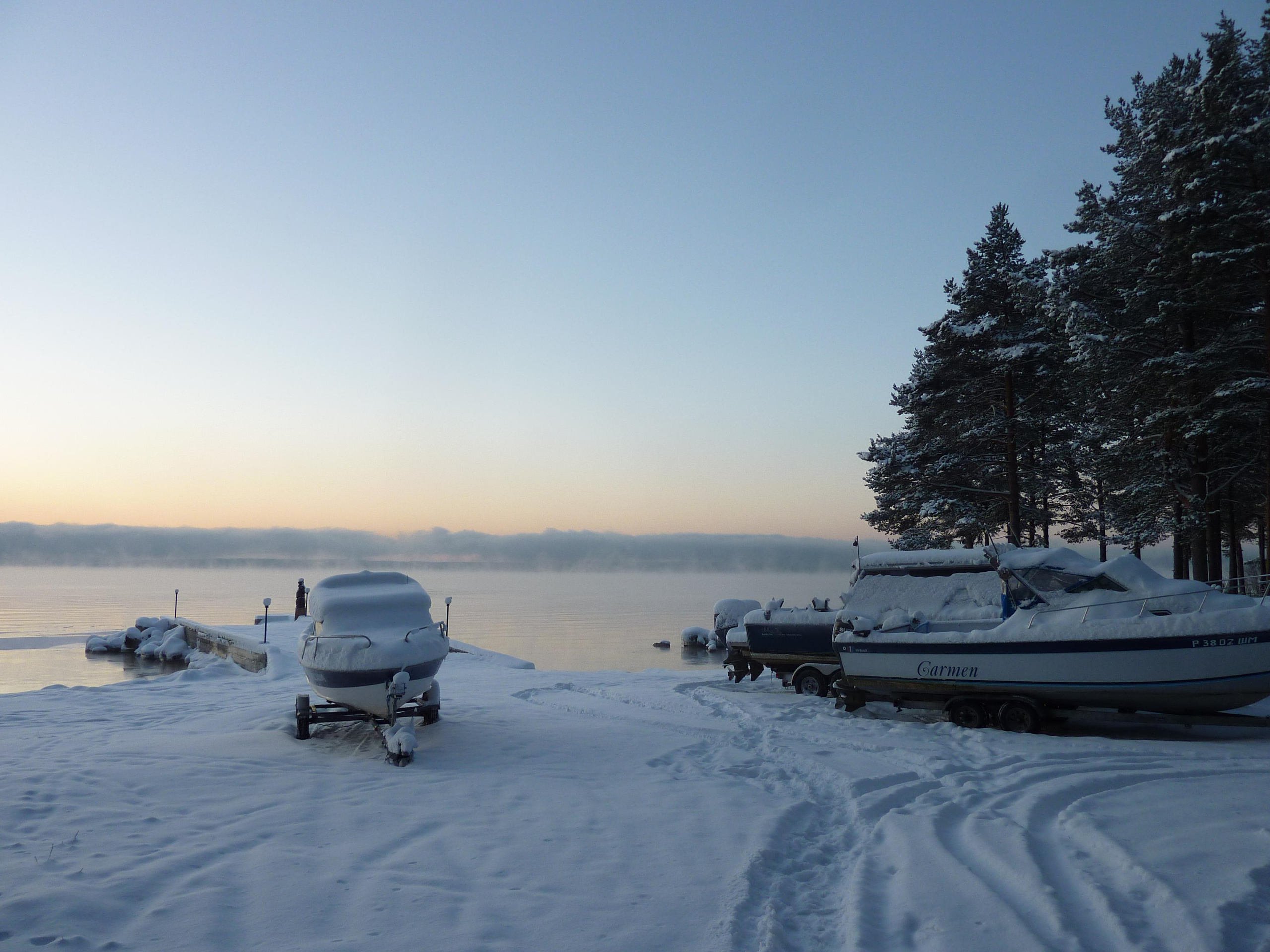 Онежское озеро зимой. Катер на зимовке