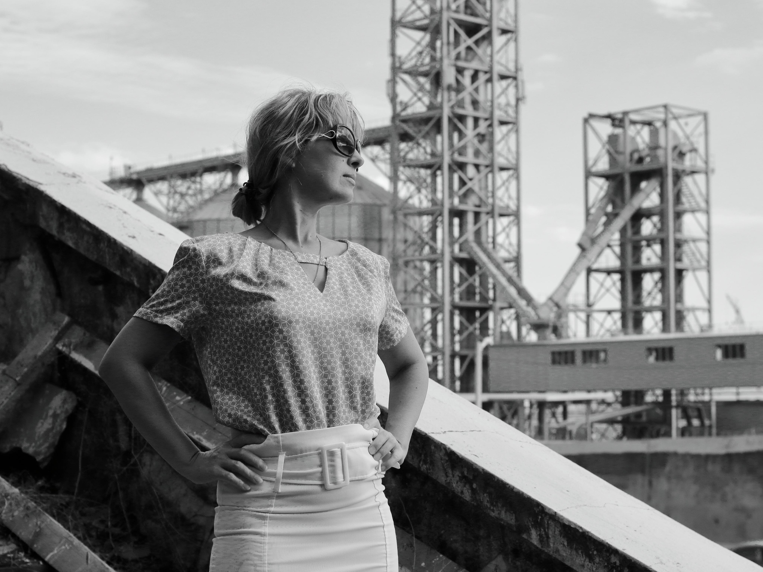 Портрет на фоне промышленных сооружений