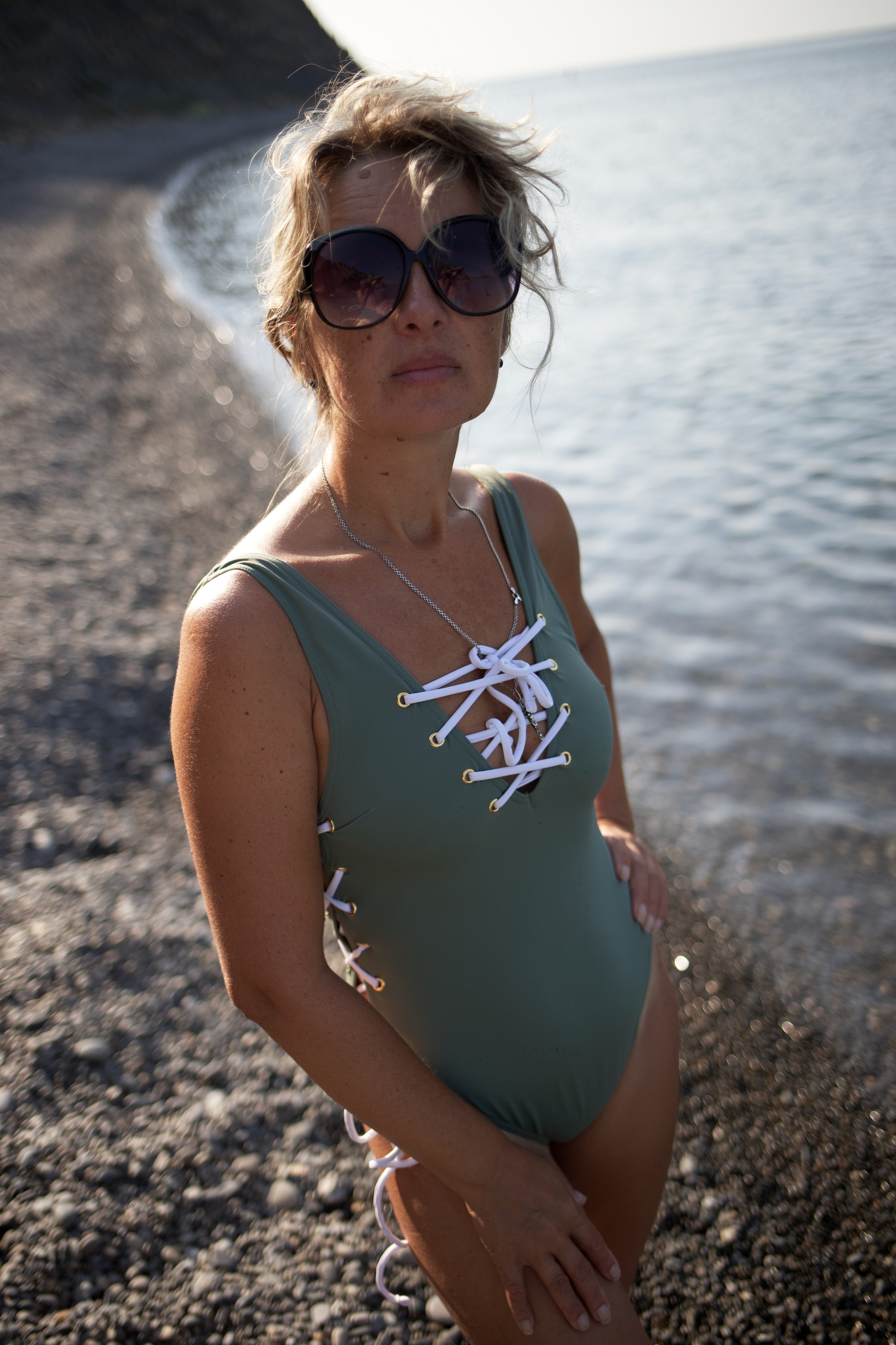 фотография женщины в контровом свете на фоне моря