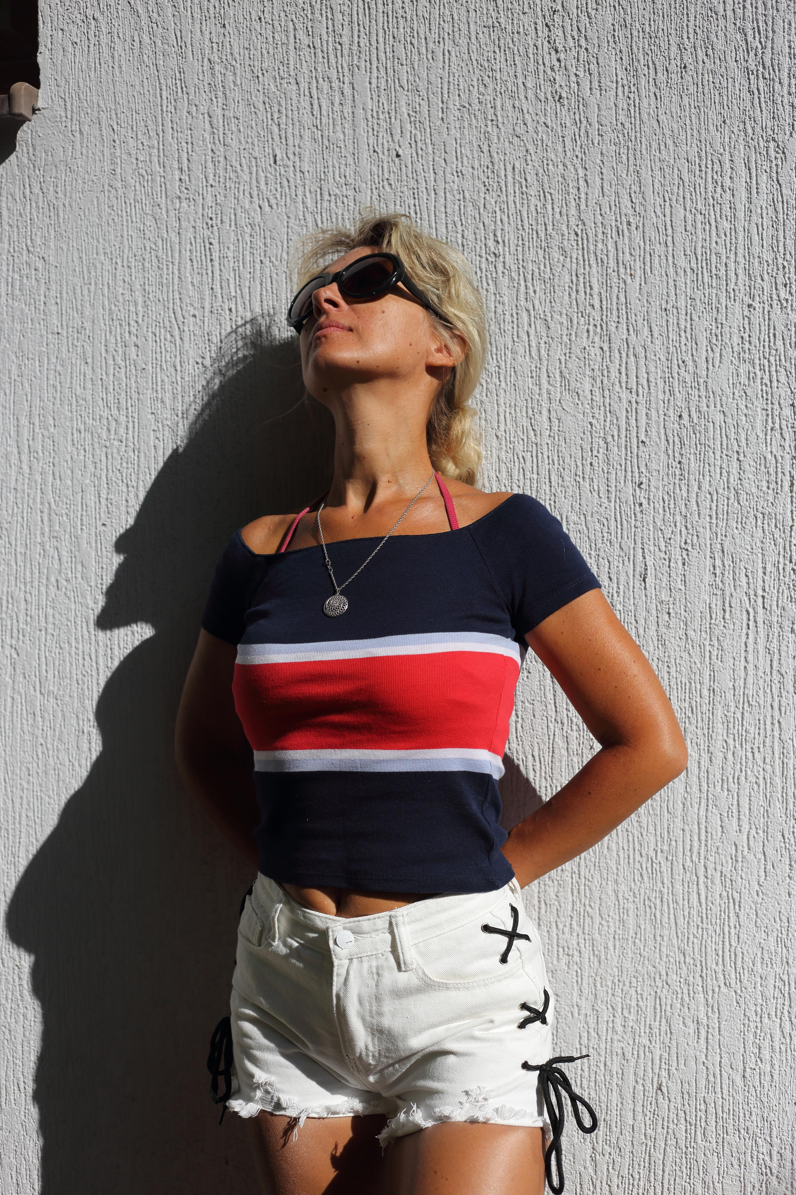 портрет девушки на фоне белой стены