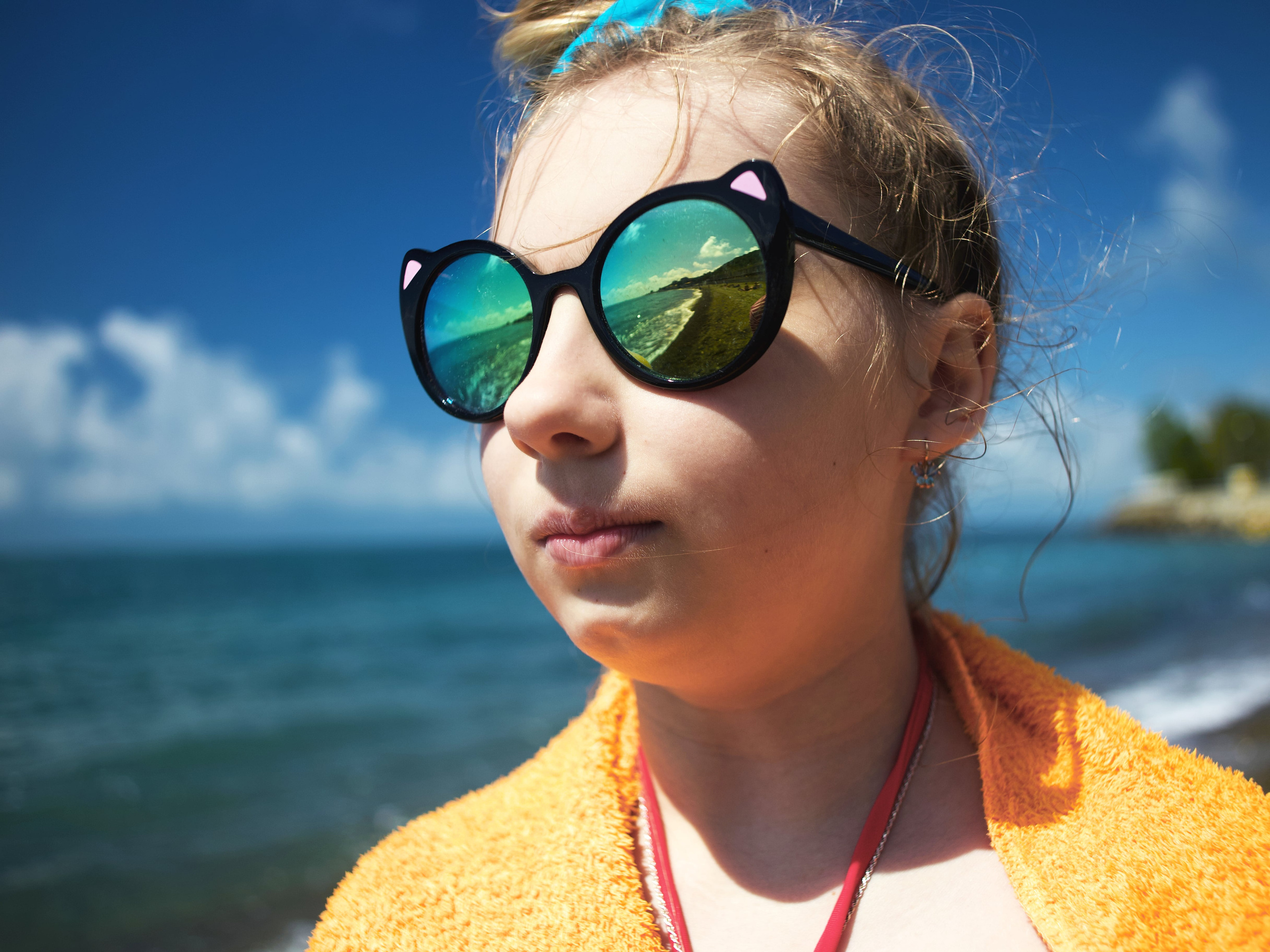 уличный портрет в солнечных очках на фоне моря