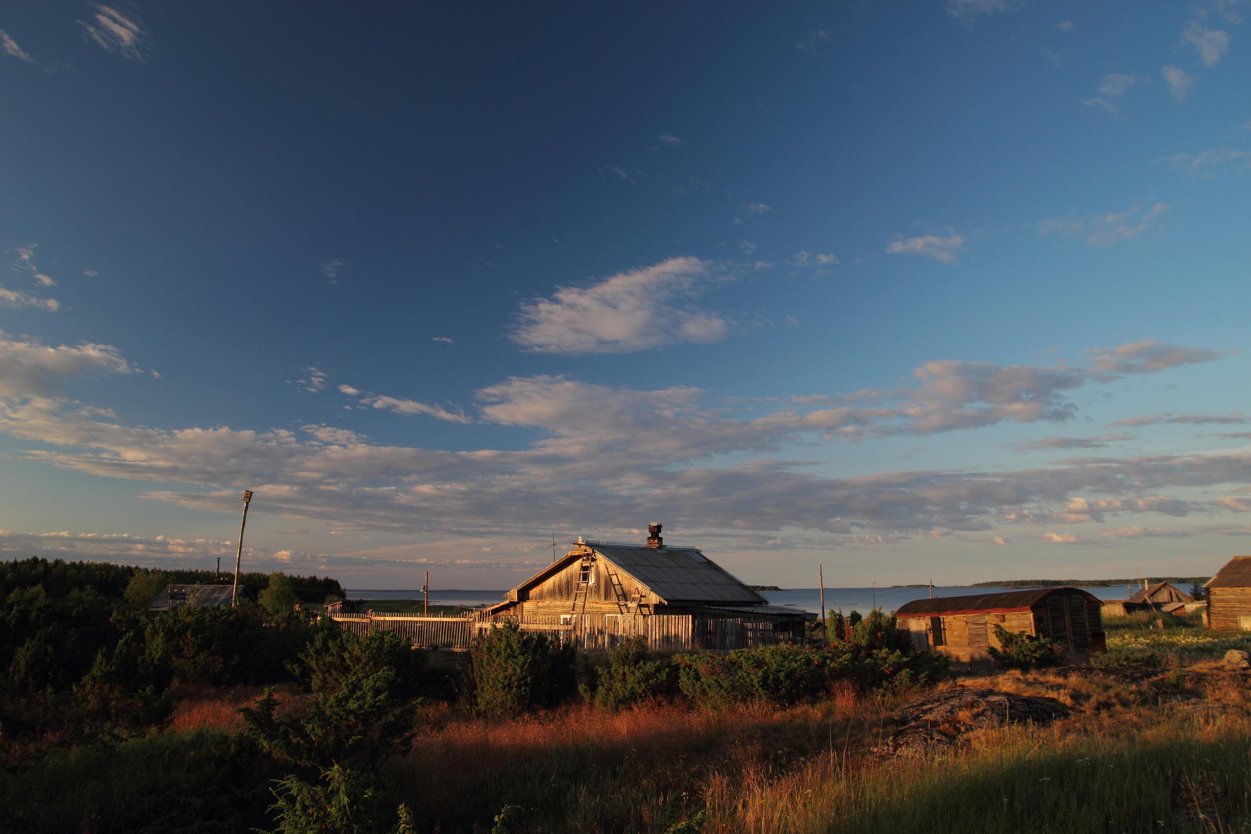 Карелия, в окресностях Беломорска на закате. Деревенский дом