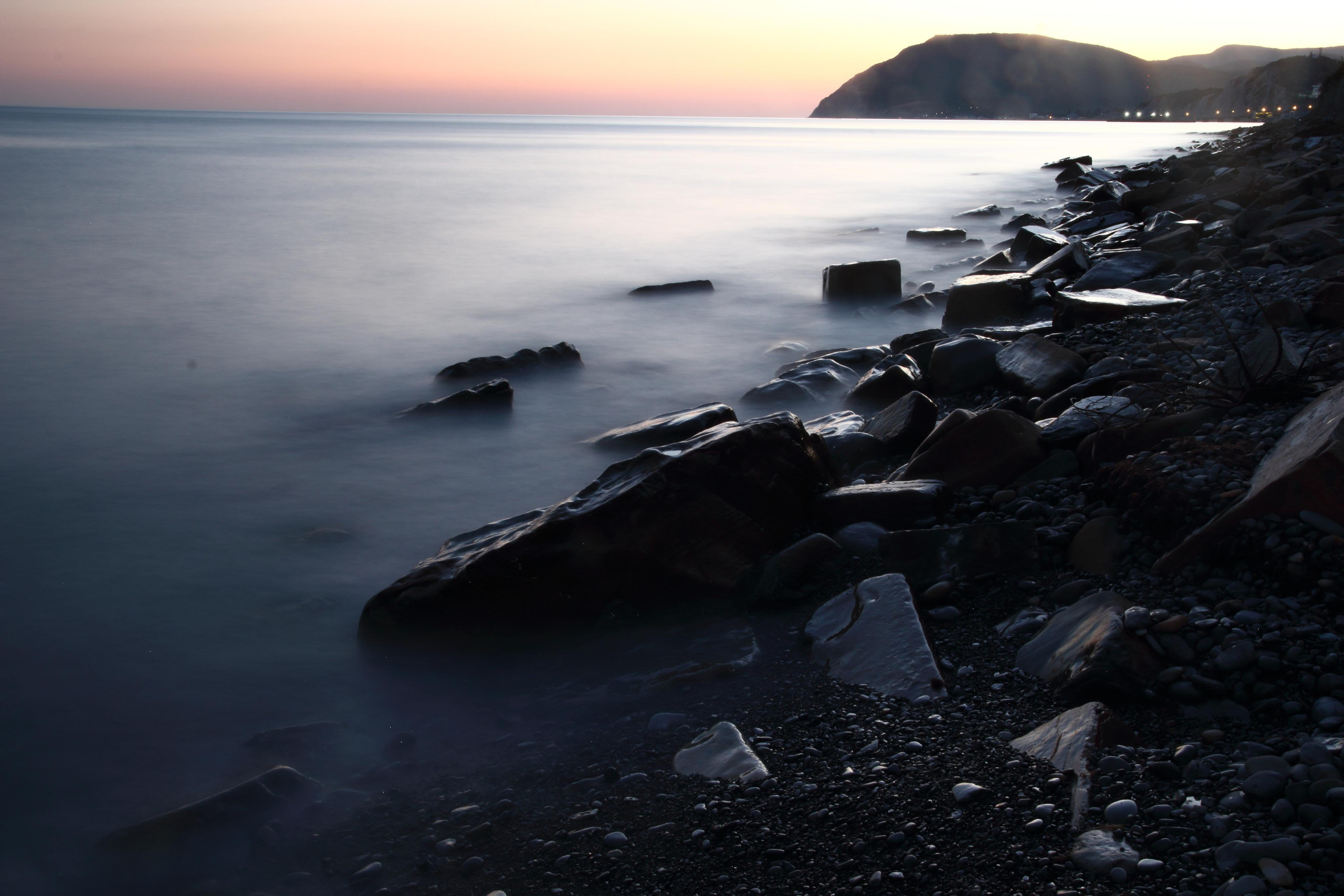 море в лучах заходящего солнца