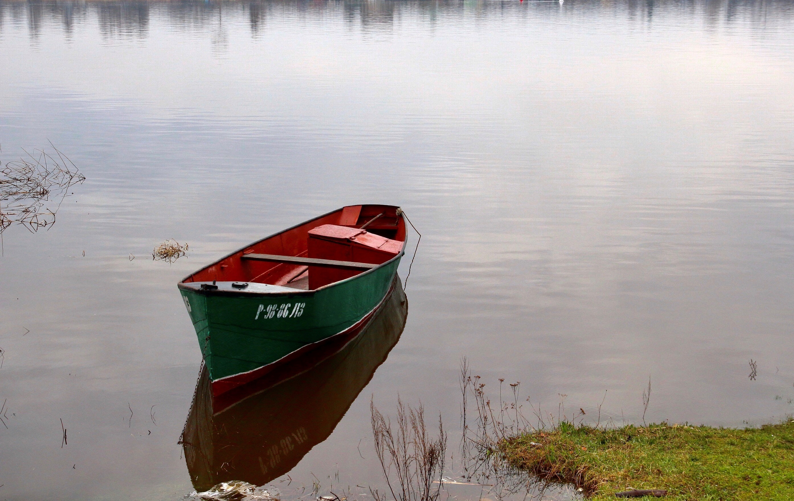 Лодка на воде в реке