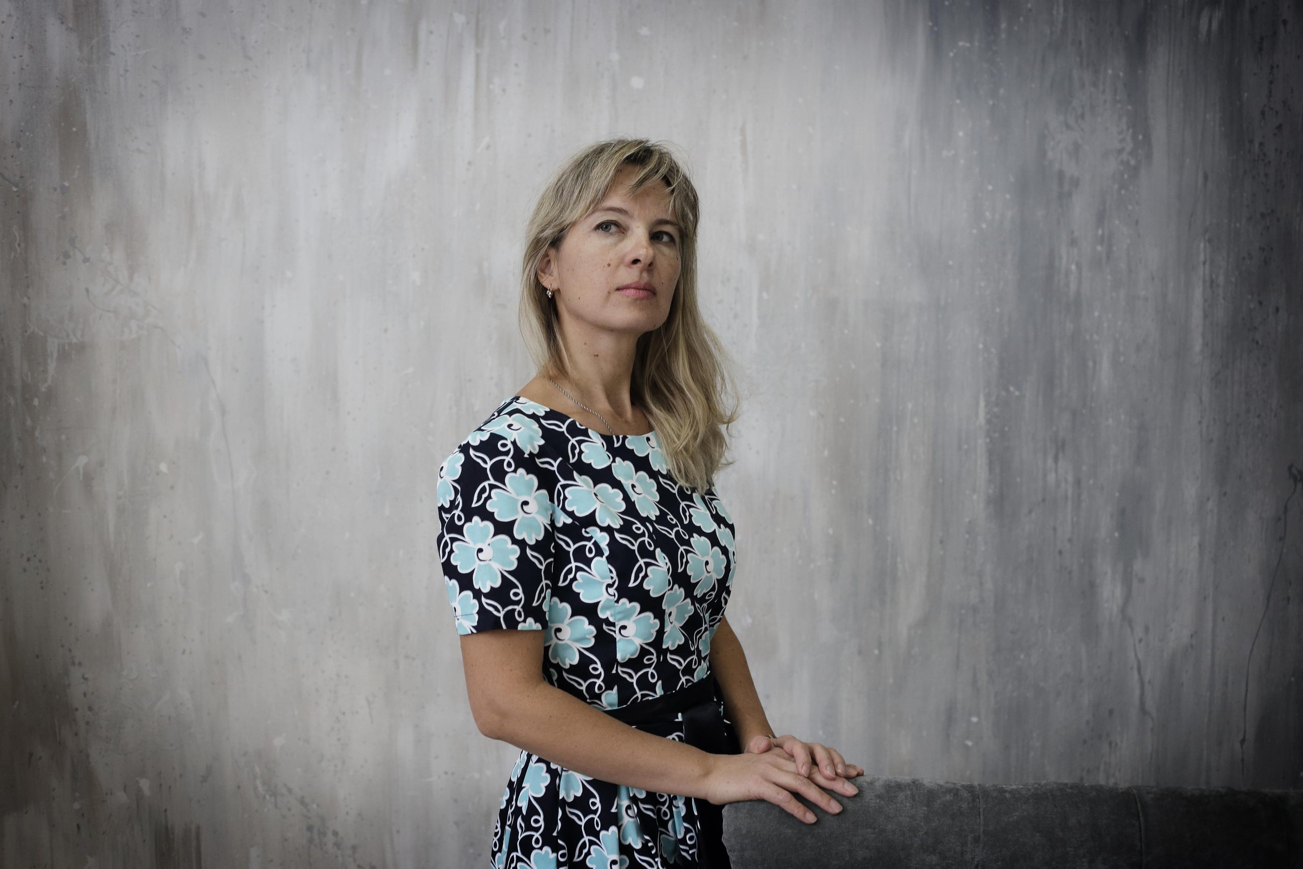 фотосессия в студии, портрет женщины в платье с цветами