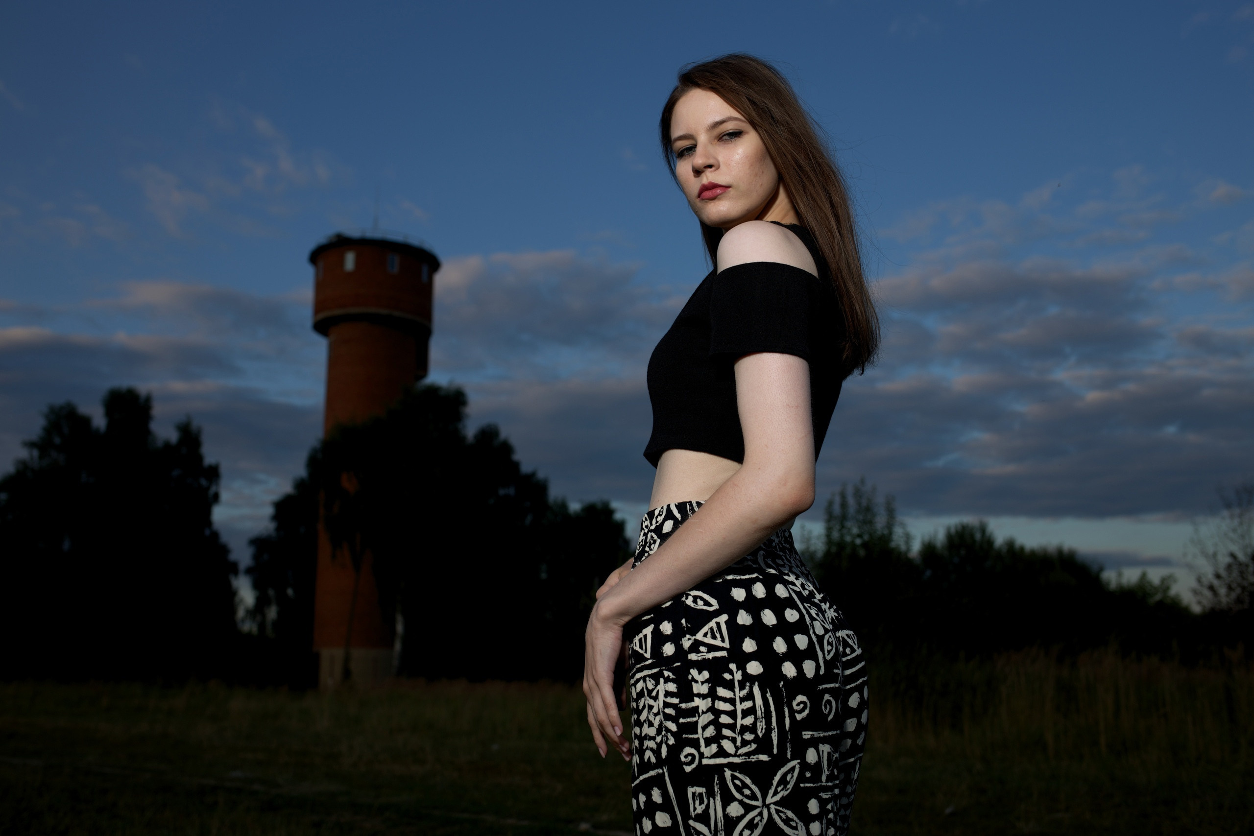 девушка на фоне водонапорной башни