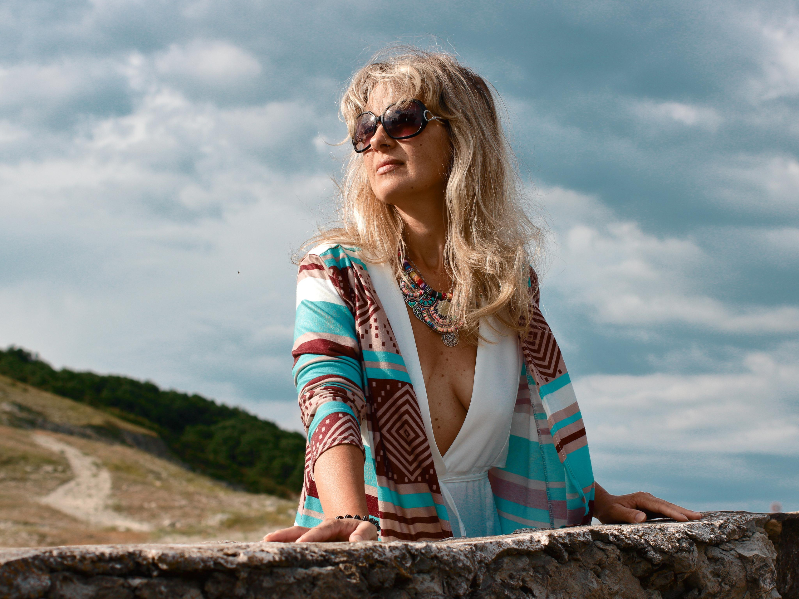 портрет женщины на фоне гор и синего неба в ясный день