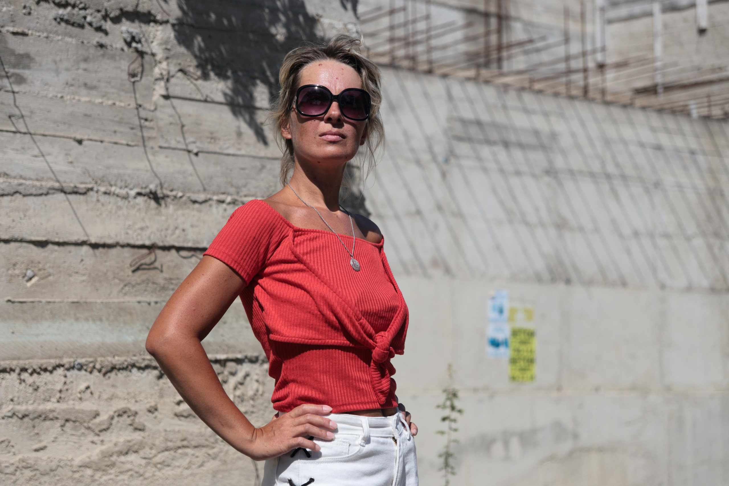 Портрет девушки в красном топе