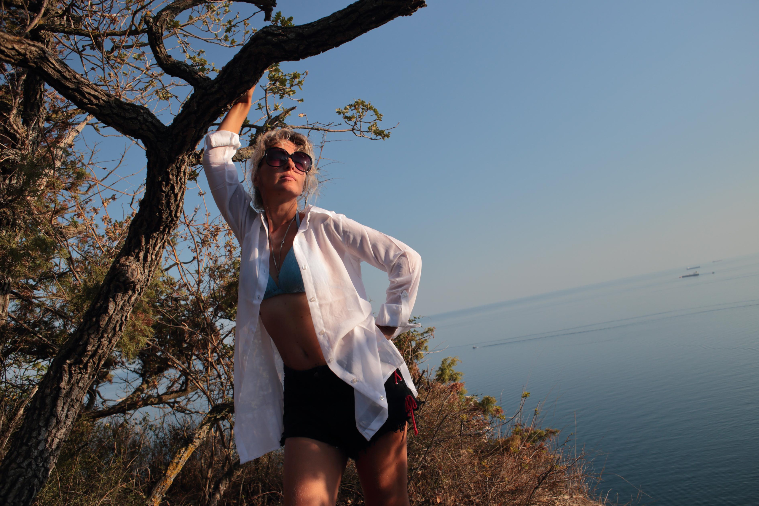 портрет женщины на высоком берегу у моря