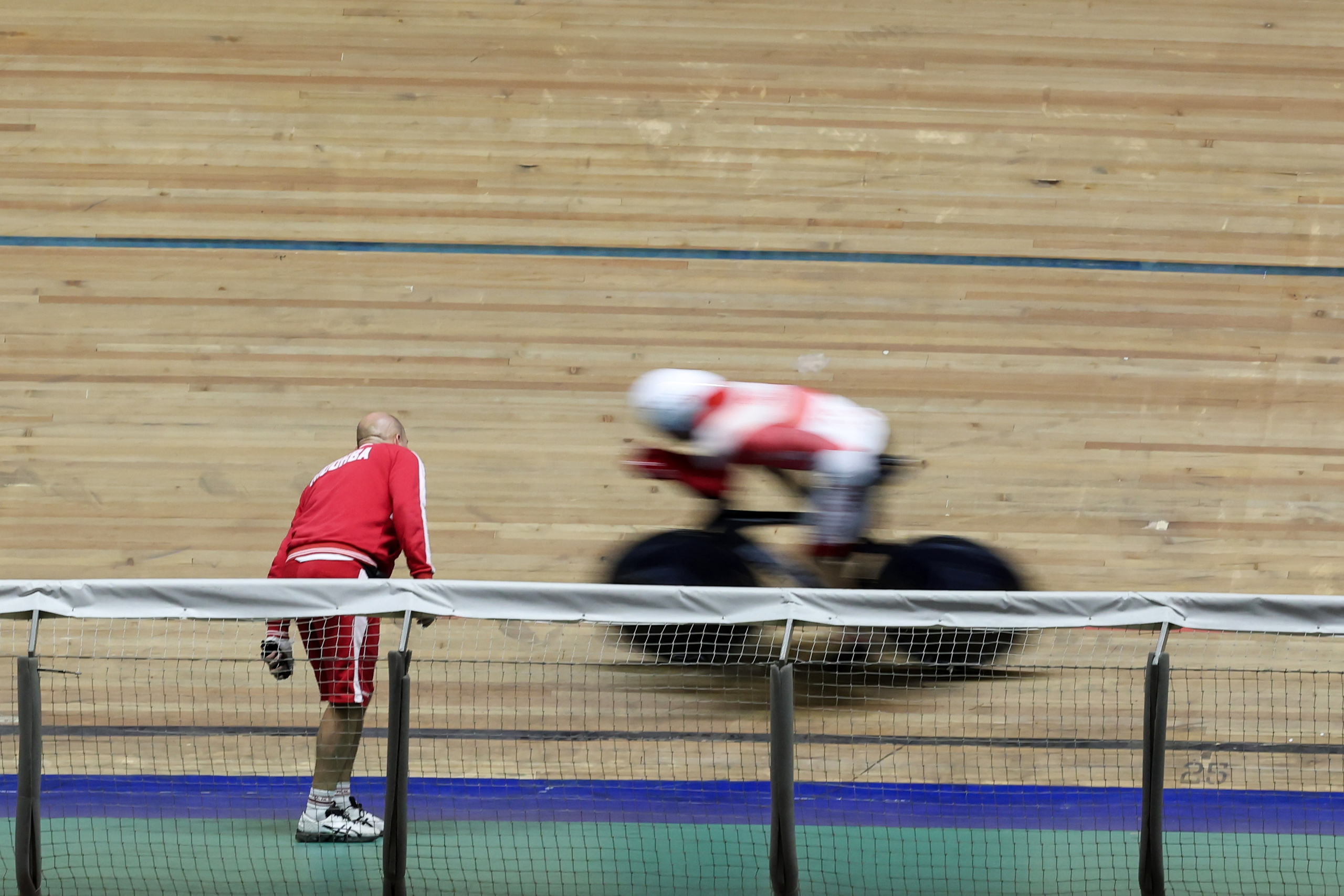 Велосипед на скорости едет по велотреку