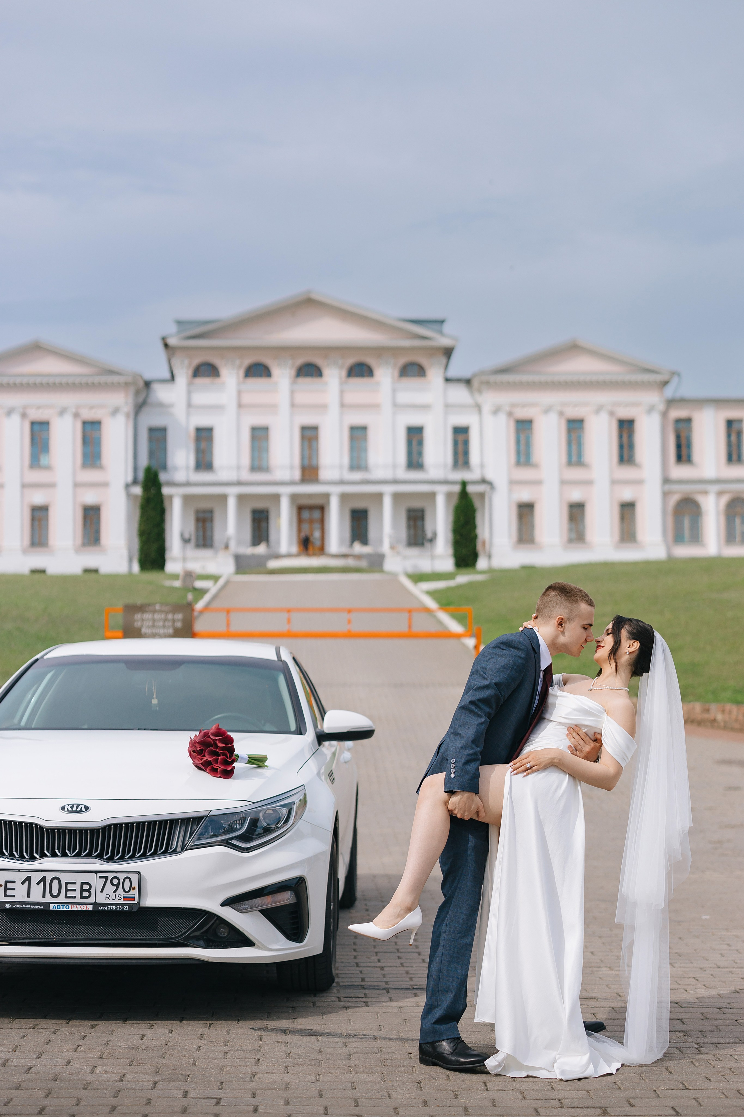 Белый лист. Александр Антонов. Профессиональный свадебный, репортажный фотограф в Москве, Подольске. Фото+Видео на любой праздник