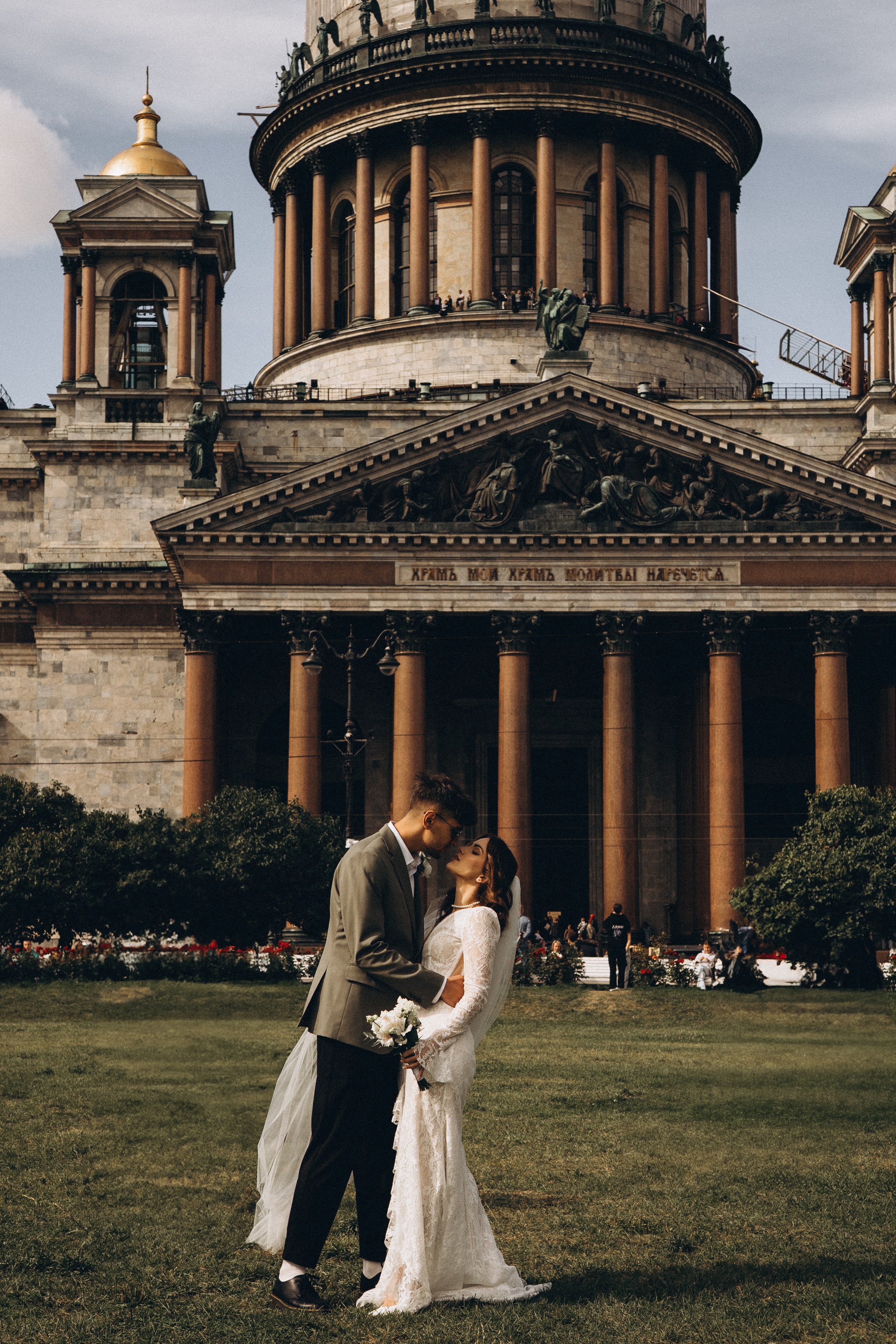 СВАДЕБНАЯ ПРОГУЛКА ВОЗЕ ИСАИКЕВСКОГО СОБОРА АСТОРИИ И ЗАКОНОДАЛЕТНОГО СОБРАНИЯ. Профессиональный фотограф, Санкт-Петербург — Виктория Богомолова