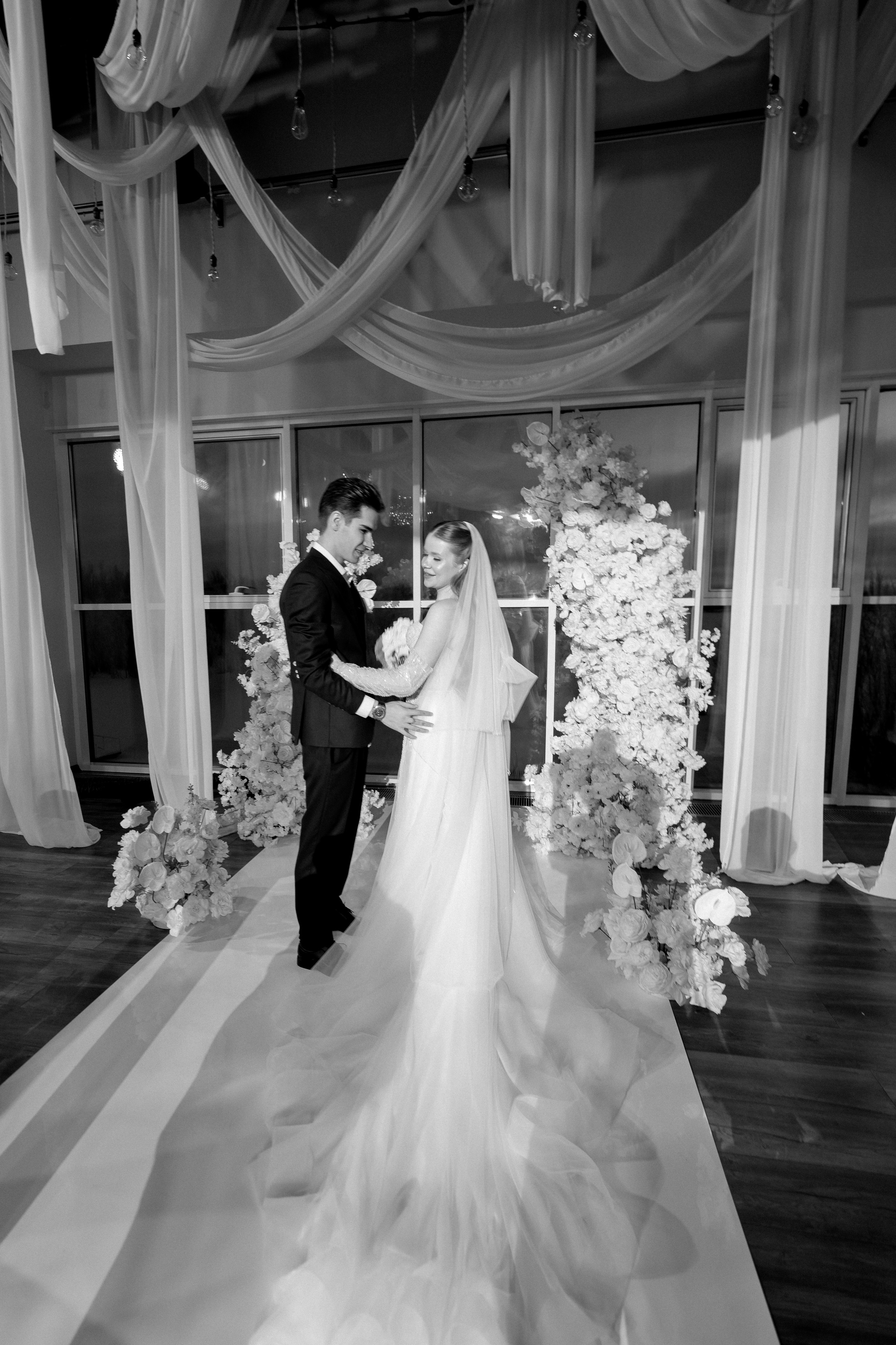 СВАДЕБНАЯ СЬЕМКА СБОРОВ В ОТЕЛЕ И ВЫЕЗД НА ЦЕРЕМОНИЮ (СНЯТО В СИБИРЕ В НИЖНЕВАРТОВСКЕ). Профессиональный фотограф, Санкт-Петербург — Виктория Богомолова