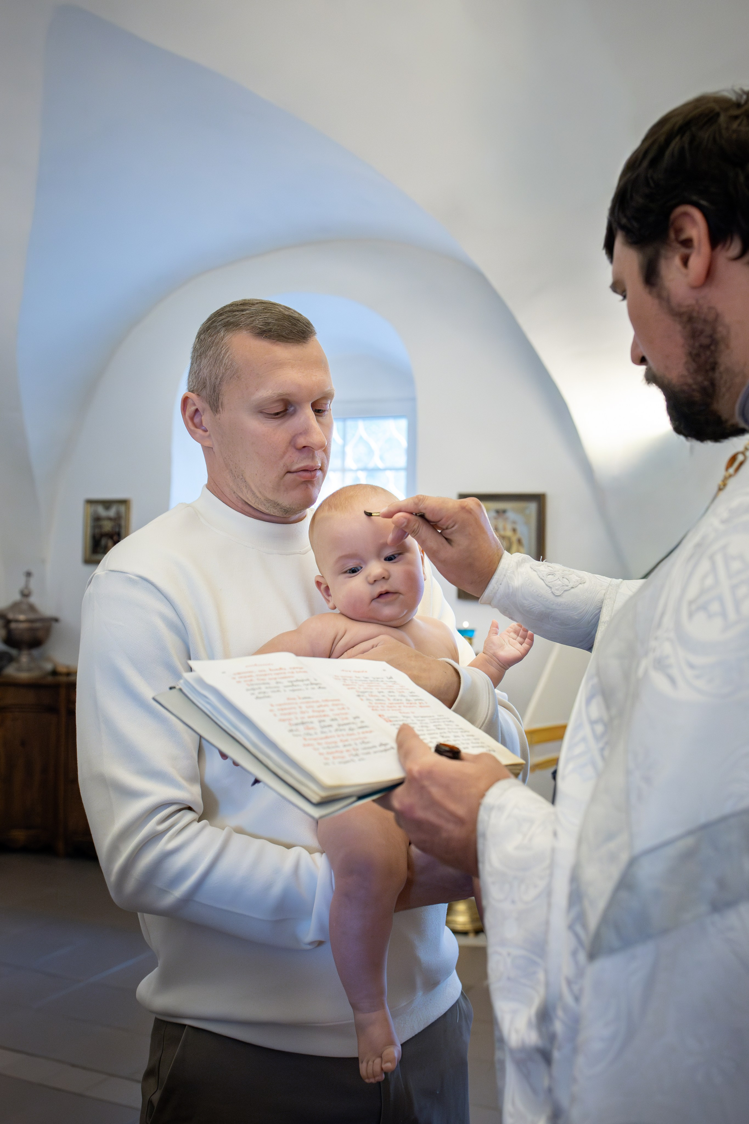 Таинство Крещения малышей в в храме Воскресения Христова, с. Трубино (Калужская обл.). Надежда Стар семейный и церковный фотограф в Жукове и Калужской области