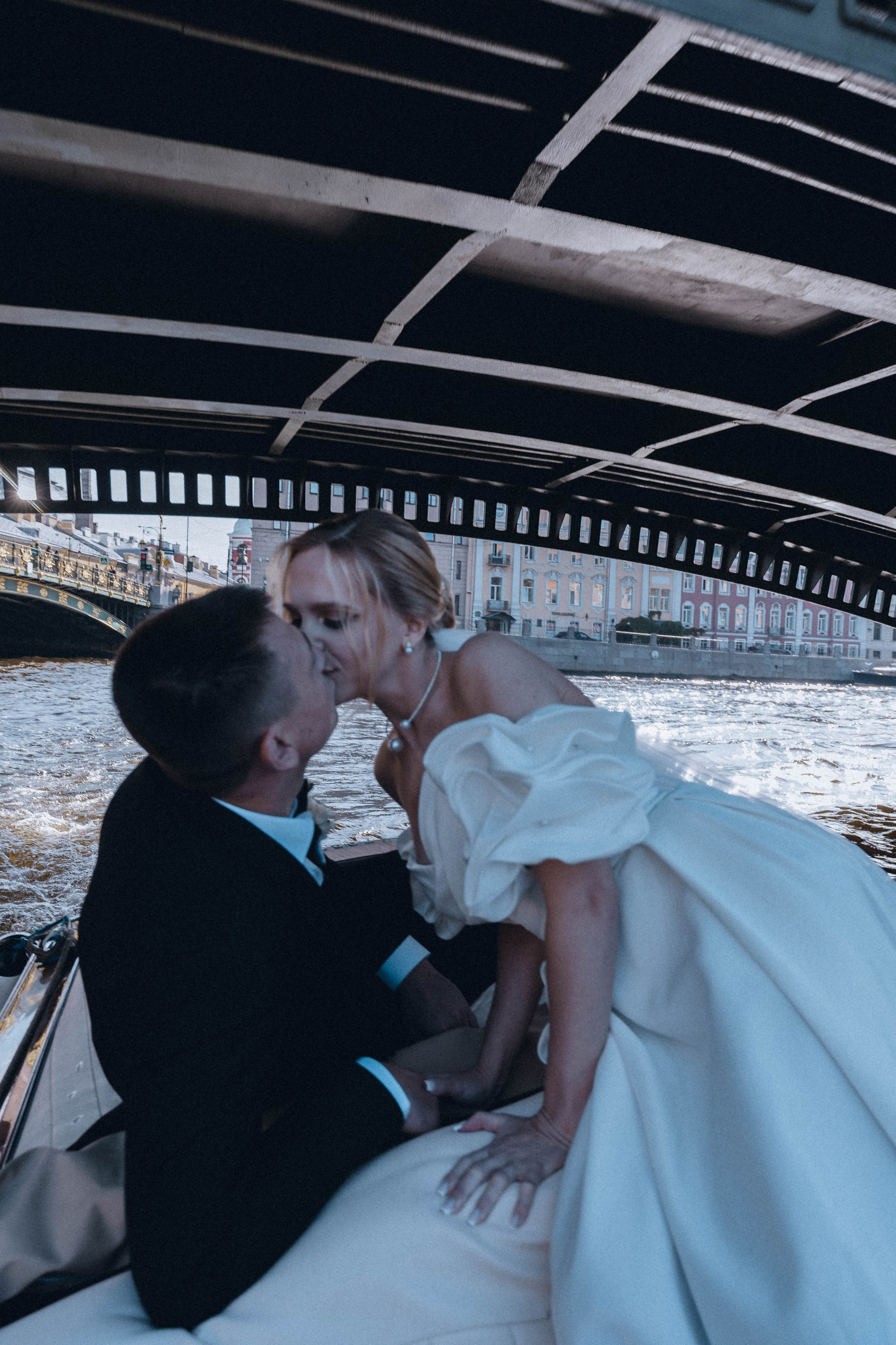 СВАДЕНБНАЯ СЬЕМКА НА КАТЕРЕ ПО КАНАЛАМ САНКТ-ПЕТЕРБУРГА И В АКВАТОРИИ НЕВЫ. Профессиональный фотограф, Санкт-Петербург — Виктория Богомолова