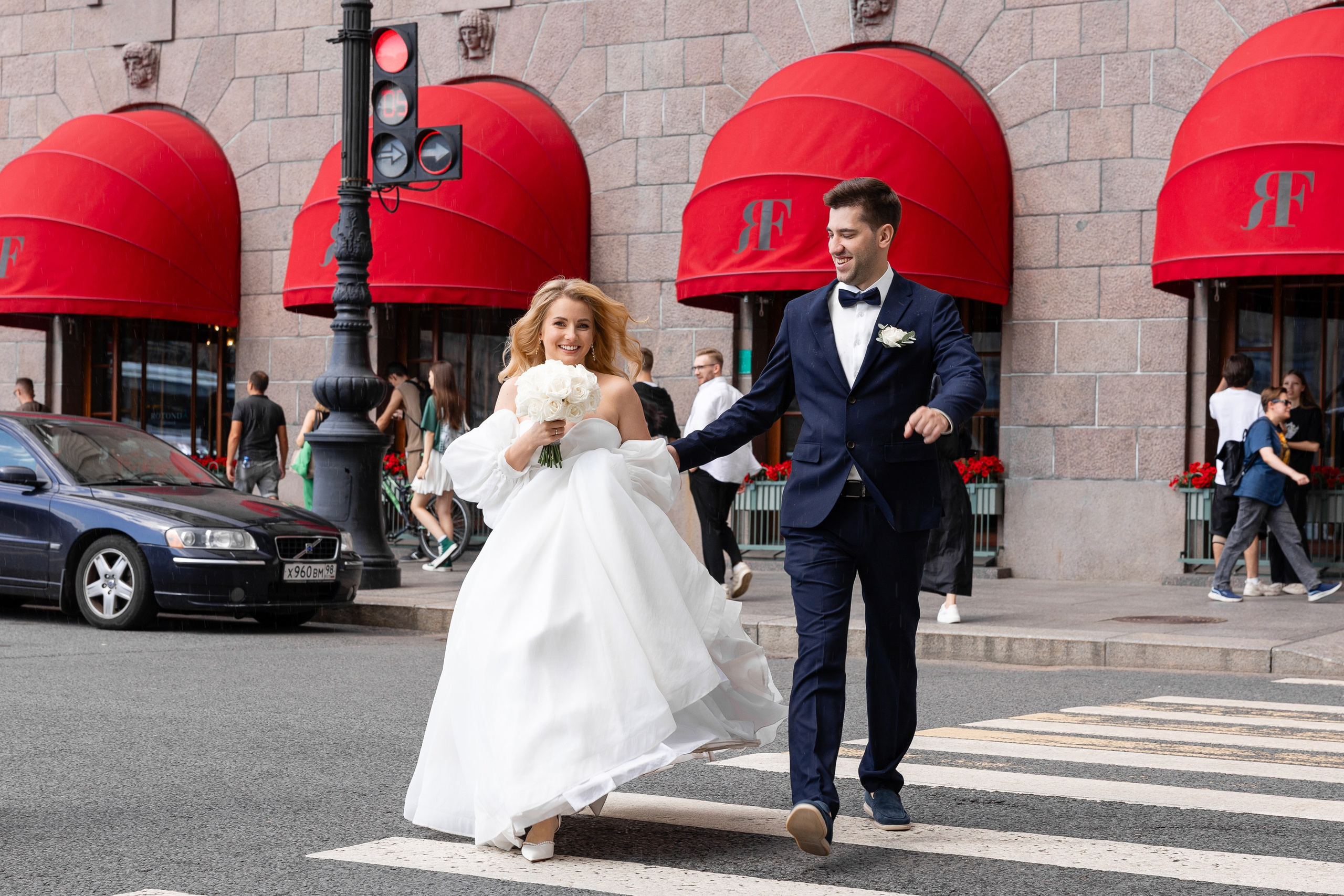 Молодожены от гостиницы Астория в сторону Синего моста