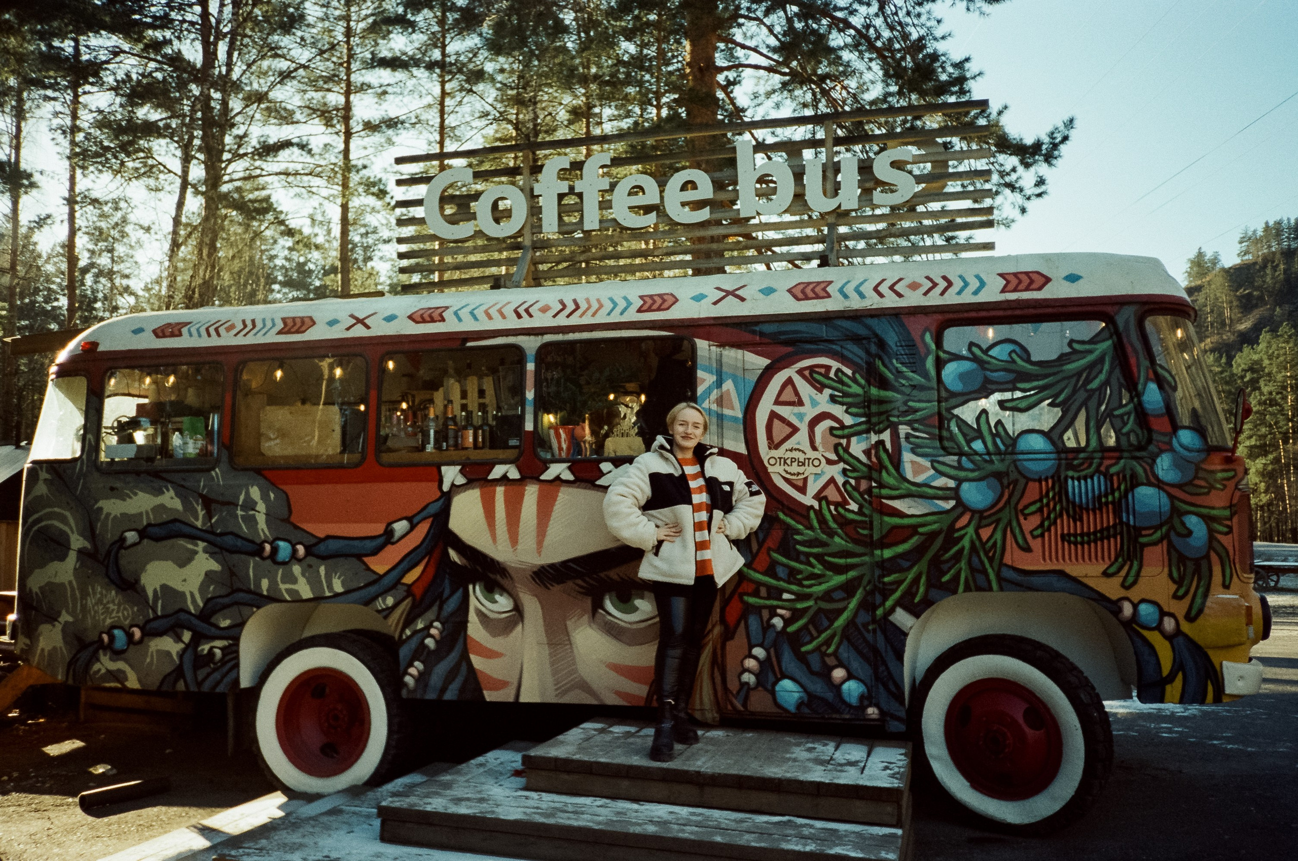 Утро в Манжероке и кафе-автобус Coffee Bus на Чемальском тракте. Фотограф-документалист Мария Осокина