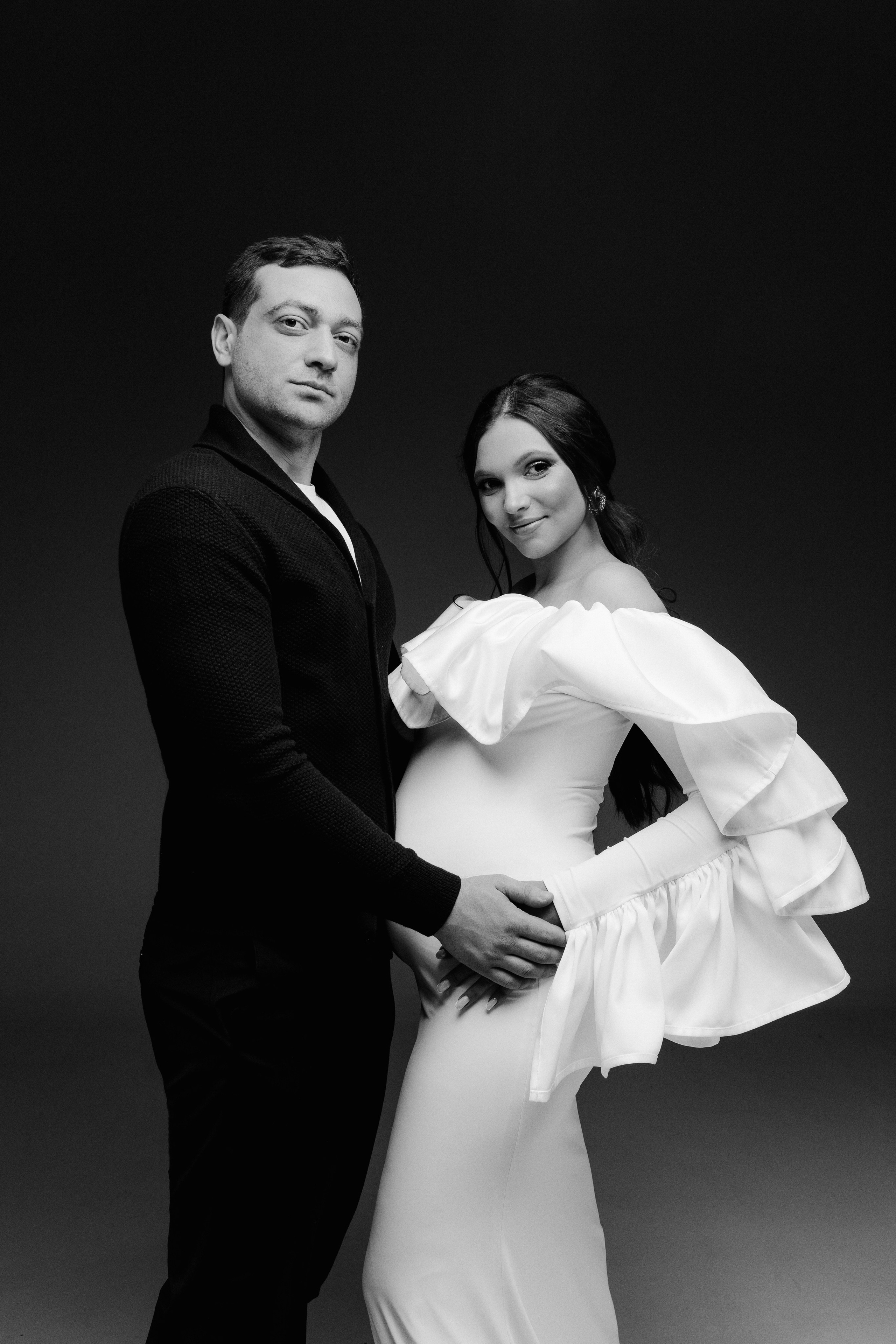 Анастасия и Анзор. Фотосессия беременности с мужем. Циклорама. Фотограф в Москве Ольга Сатони