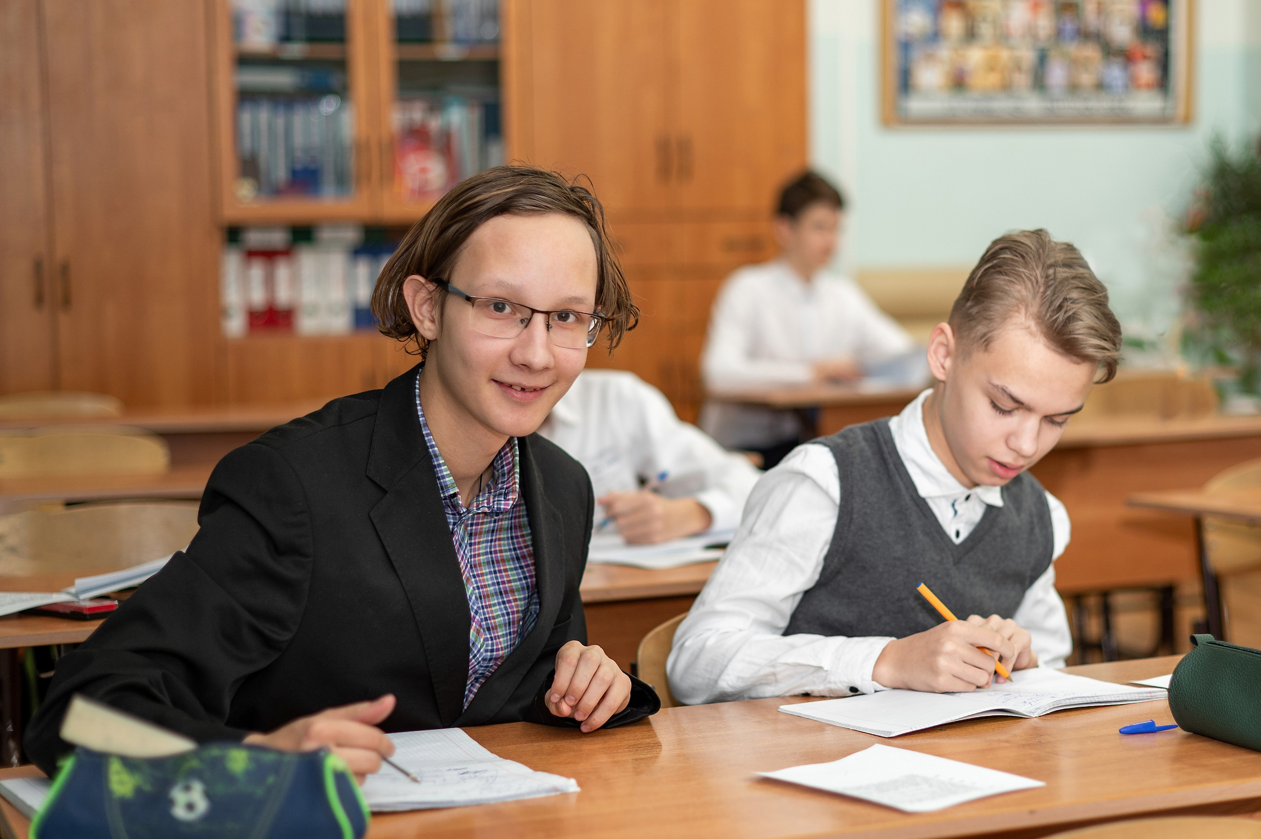 Фотосессия в классе и на территории школы. 9-М класс Школа 1568. Детский и семейный фотограф г. Москва Оксана Катаджи